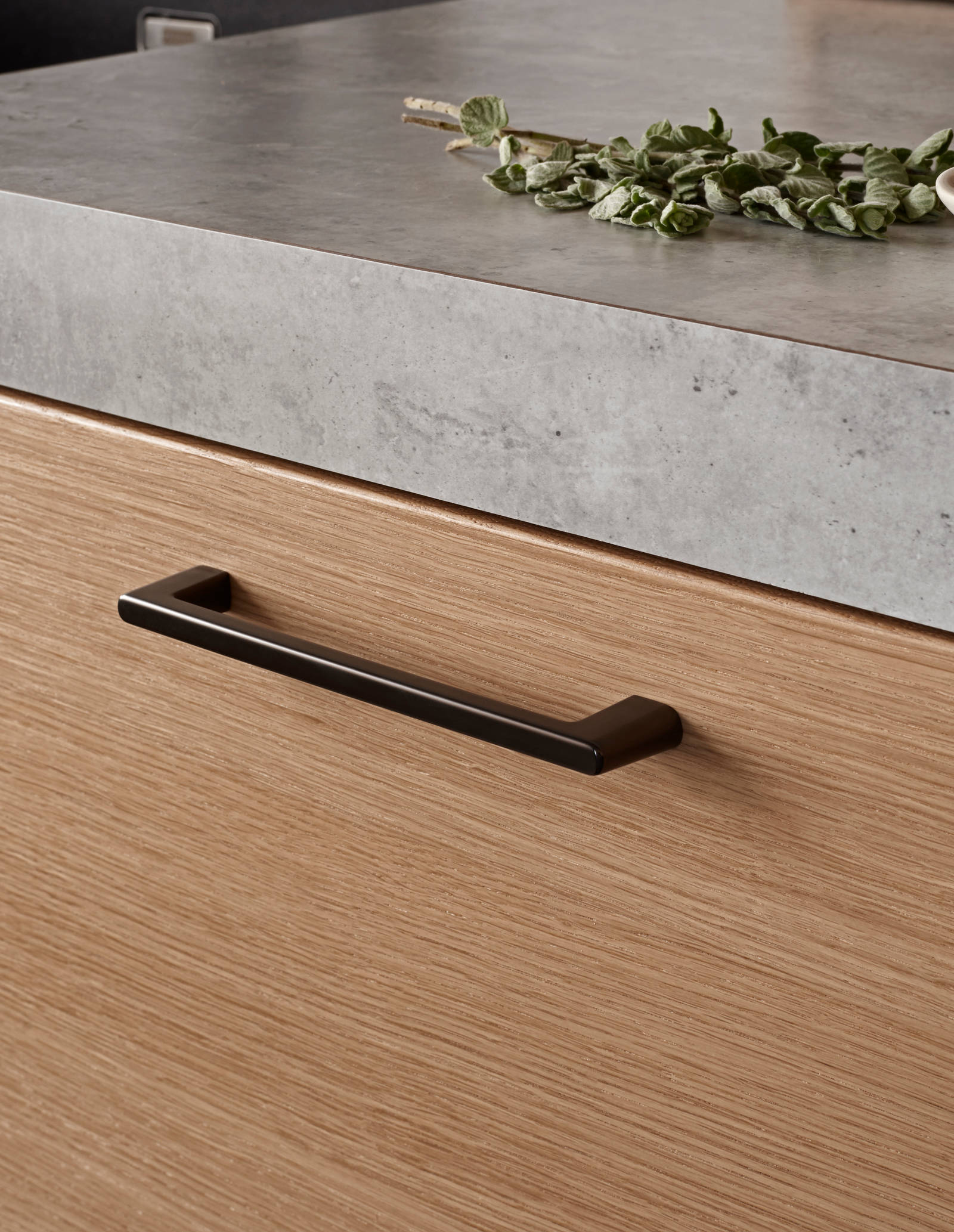 Elegant og moderne eikekjøkken. Slette fronter i eikefinér med integrert kantlist i eik som markerer kjøkkenets linjer og komposisjon.