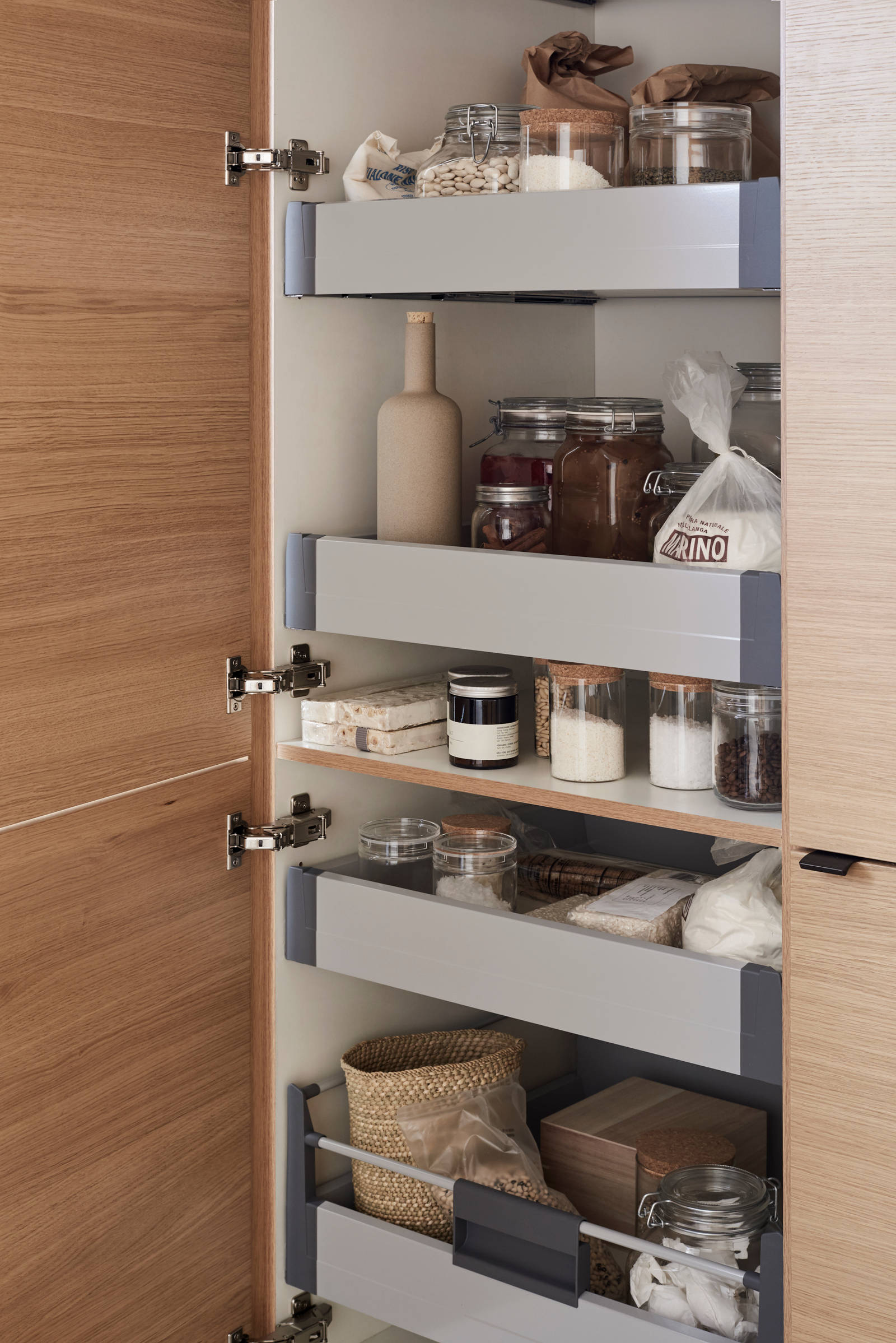 Elegant og moderne eikekjøkken. Slette fronter i eikefinér med integrert kantlist i eik som markerer kjøkkenets linjer og komposisjon.