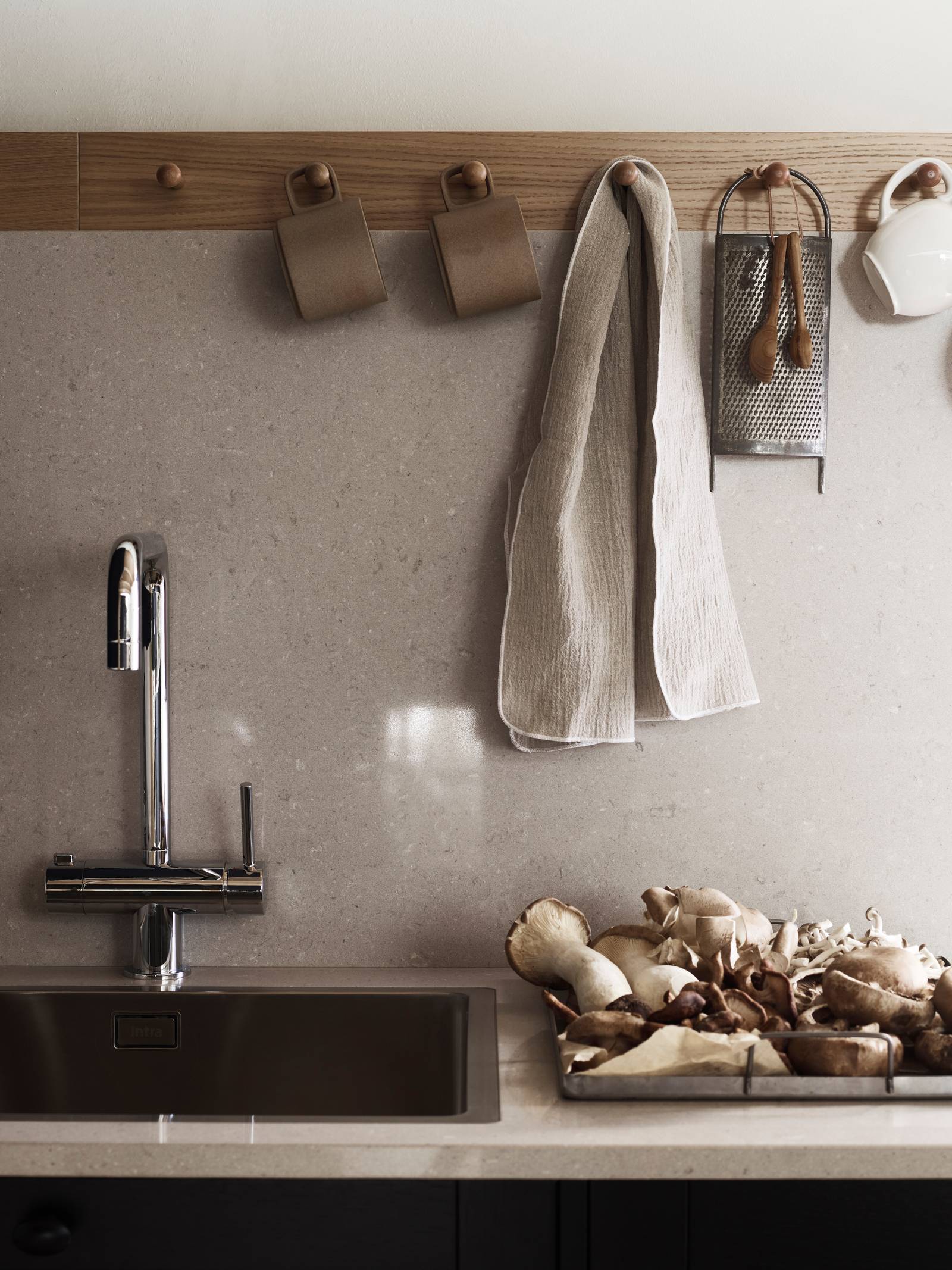 Rustikk og landlig kjøkkenmodell i heltre eik. Front med enkel ramme og slett fylling gjør at du kan variere uttrykket på kjøkkenet fra det helt moderne til det rustikke landlige preget alt etter hvilket tilbehør du velger.