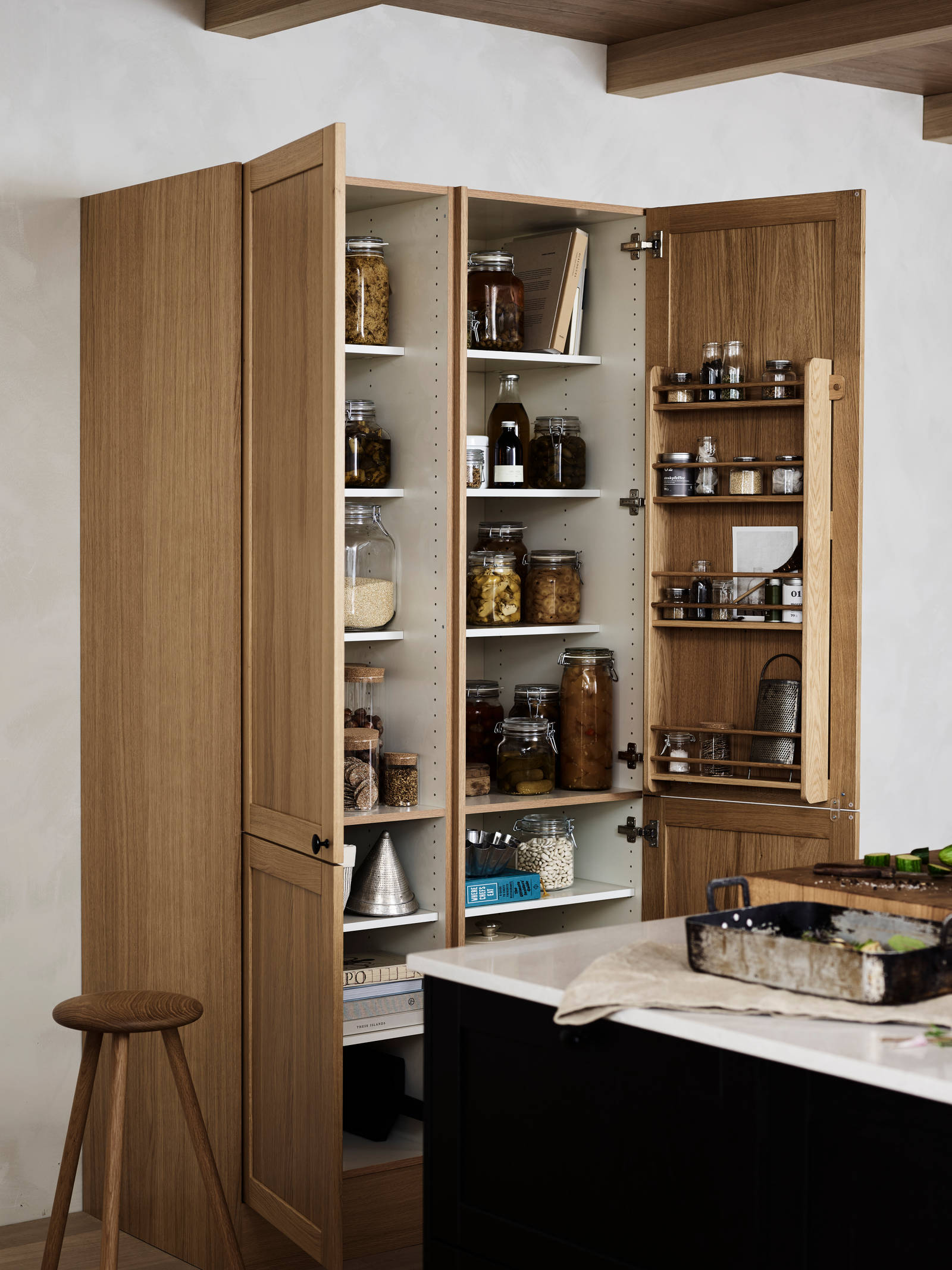 Rustikk og landlig kjøkkenmodell i heltre eik. Front med enkel ramme og slett fylling gjør at du kan variere uttrykket på kjøkkenet fra det helt moderne til det rustikke landlige preget alt etter hvilket tilbehør du velger.
