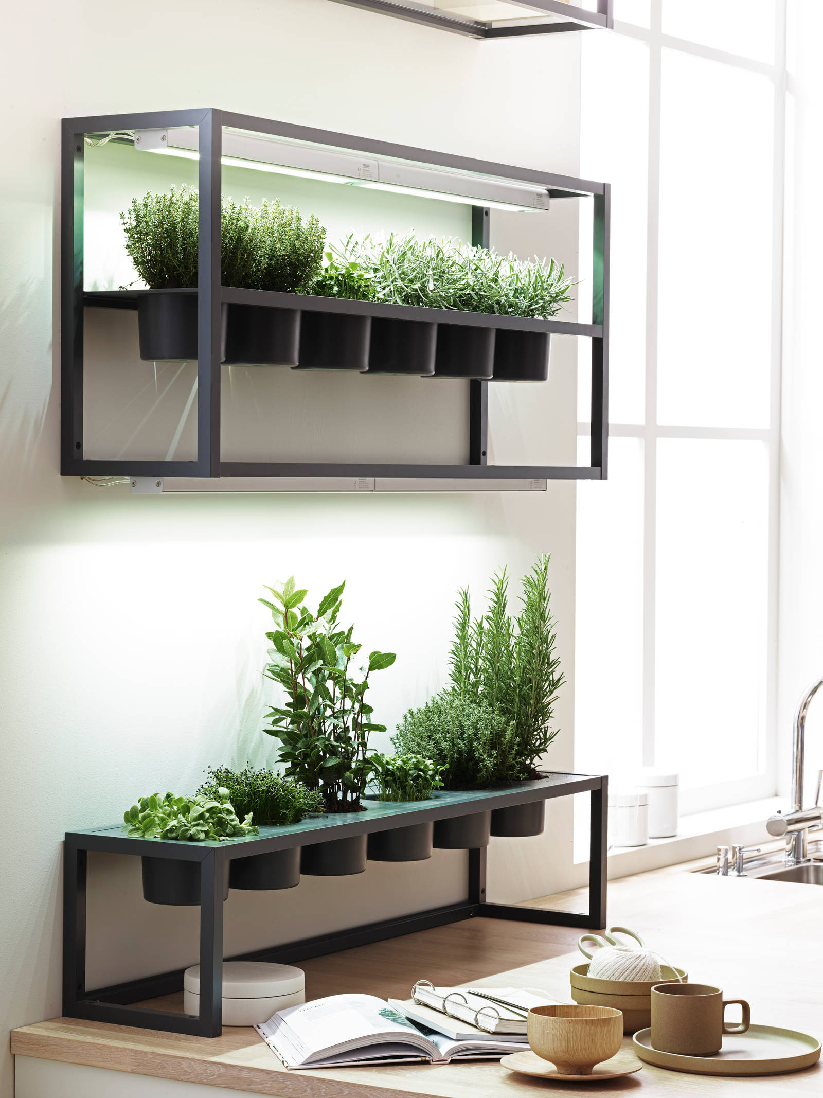 Mild og godlynt kjøkkenmodell i lys eik med liggende trestruktur og innfreste grep.