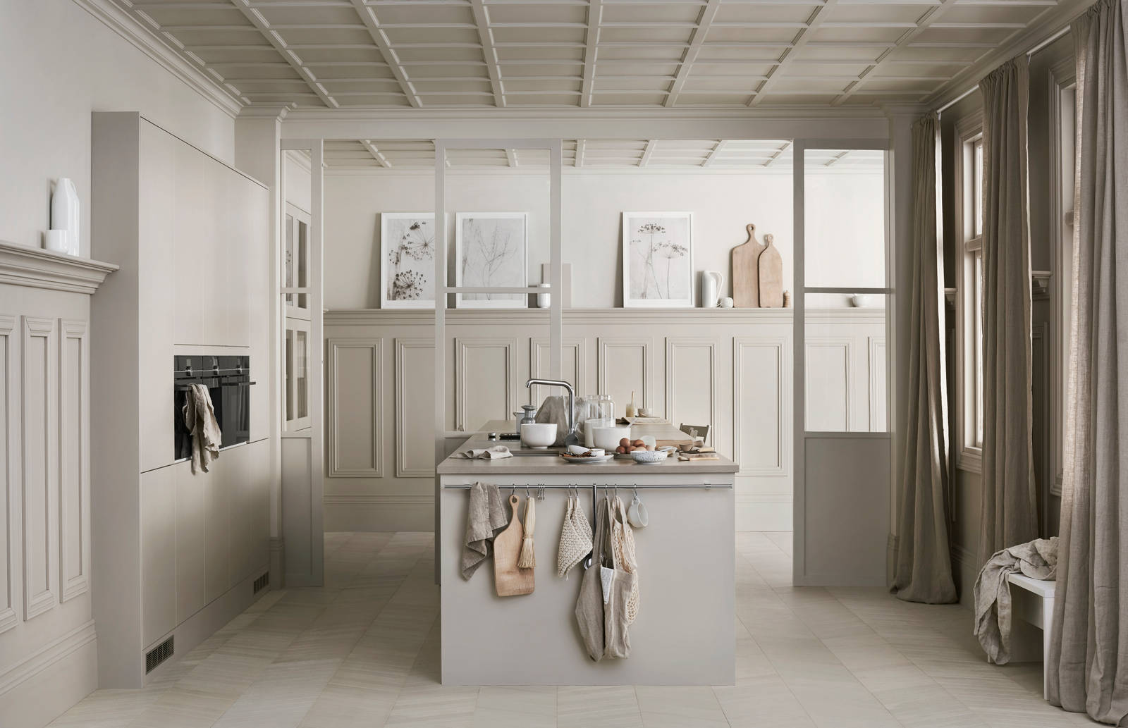 Modernt kök i beige kulör med köksö. handtagslöst med Tip-on, bänkskiva i kvartskomposit Beach Clay.