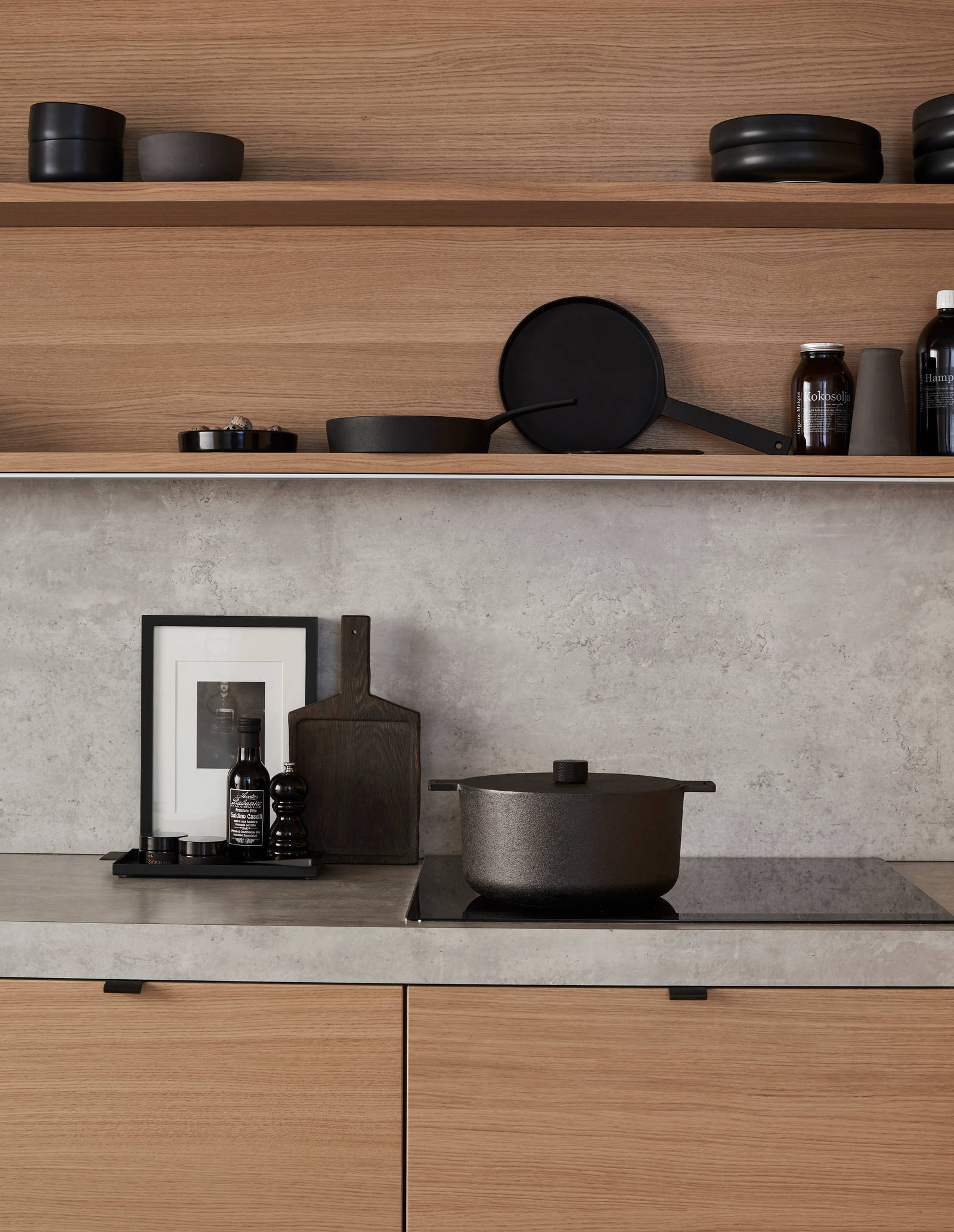 Marbodal Arkitekt plus Ek - Bänkskiva och stänkskydd i laminat Grå betong. Hylla och kökslucka i slätfanerad ek.