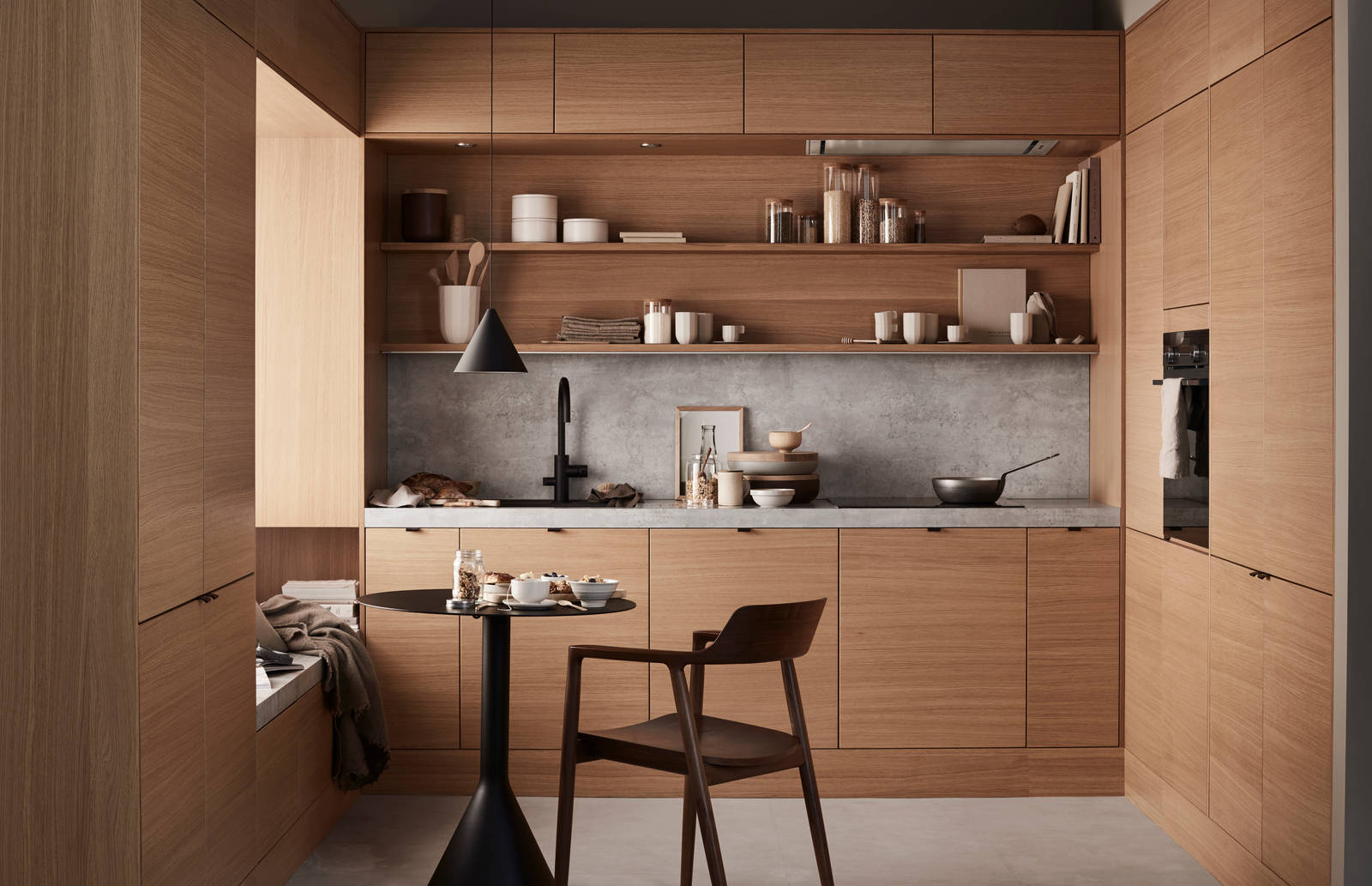 Marbodal Arkitekt plus Ek - Kökslucka ekfanerad. Med våra smarta skåpsinredningar skapas ordning och reda på liten yta. Bänkskiva och stänkskydd i laminat Grå betong.