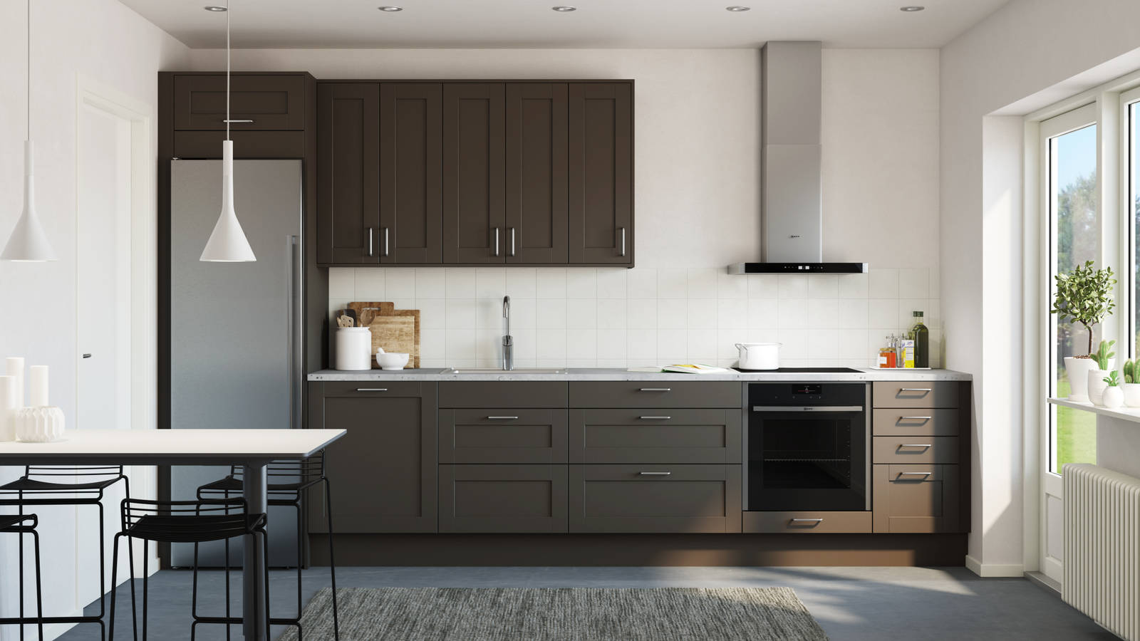 Det mysiga och romantiska köket Form, en ramlucka med slät spegel, i den bruna kulören Bark, med integrerad ugn och kyl/frys i rostfritt stål.