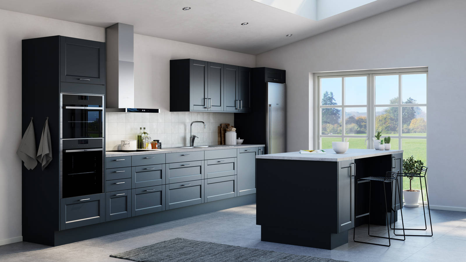 Det både klassiska och lantliga köket Fagerö med ramlucka i den mörkblå kulören Hav, med köksö, Integrerade ugnar och Kyl/frys i rostfritt stål.