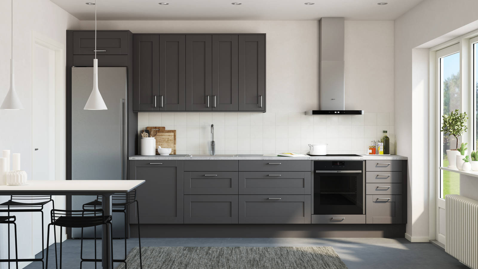Det mysiga och romantiska köket Form, en ramlucka med slät spegel, i den mörkgrå kulören Granit, med integrerad ugn och kyl/frys i rostfritt stål.