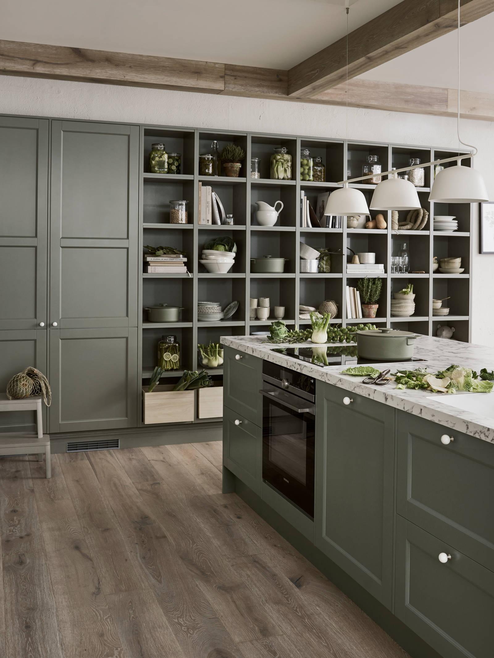 Marbodal Fagerö Tall - Öppen hylla i samma kulör som köket skapar en hemtrevlig känsla. Köksö med indragen sockel. Bänkskiva Marmor i laminat. Knoppar i marmor  med rostfri fot