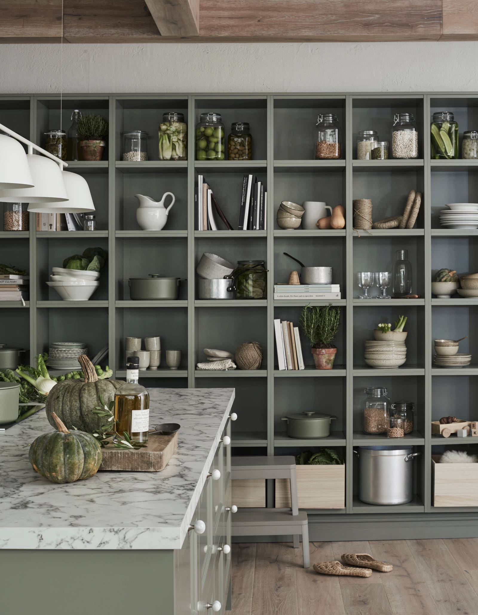 Marbodal Fagerö Tall -  öppen hylla i samma kulör som köket skapar en hemtrevlig känsla.