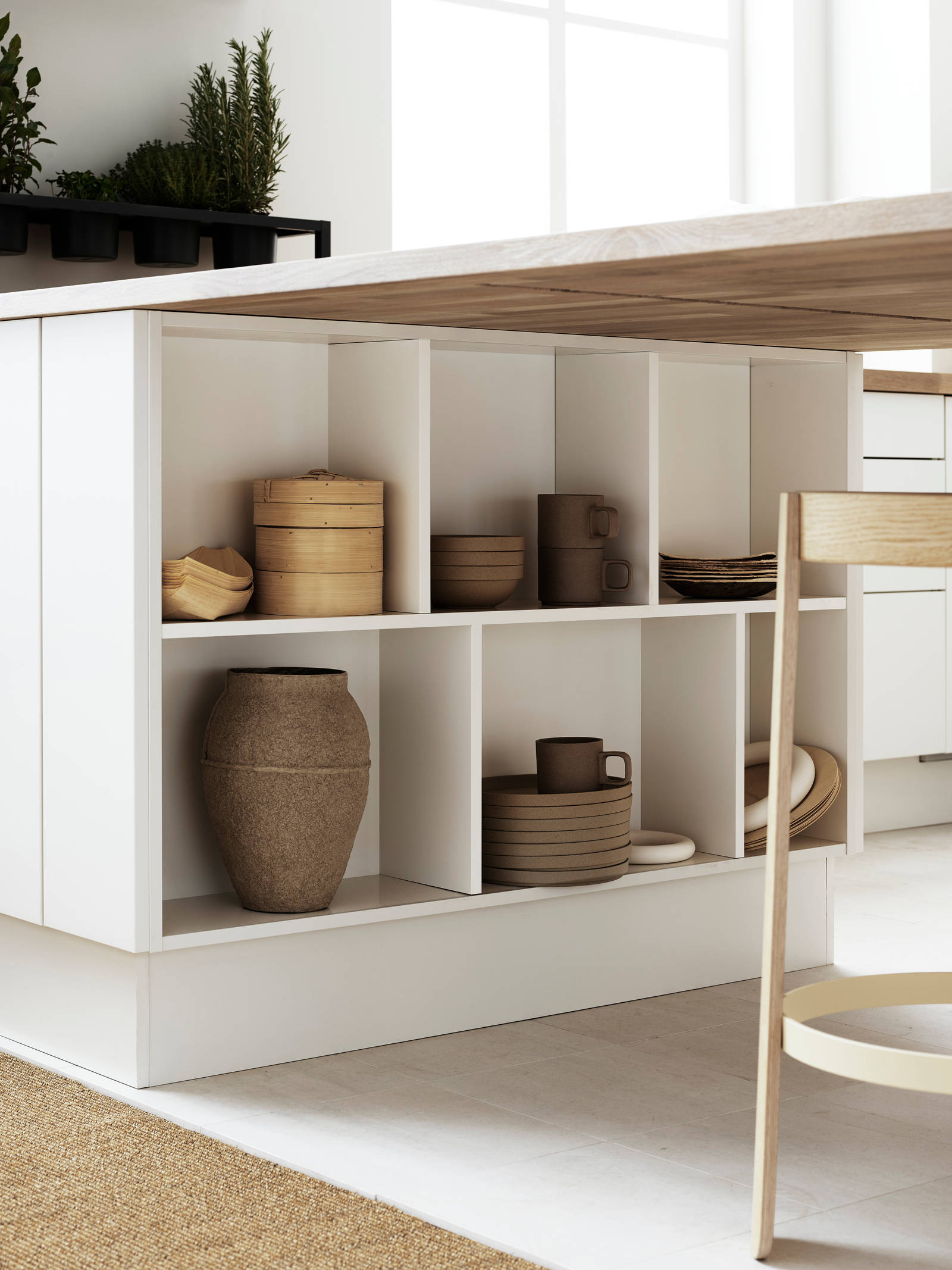 Marbodal Arkitekt plus Frost - köksö med gavelhylla kan monteras avslutning på köksön eller som stilfull avslutning till bänk- eller högskåpen.