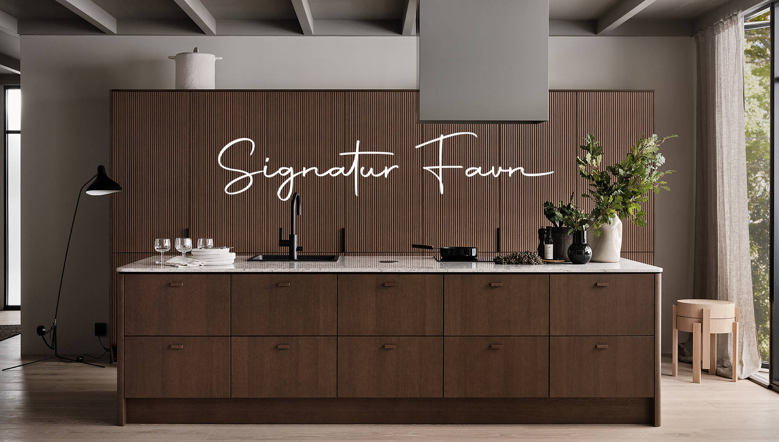 Be naturen inn og la de organiske formene møte hverdagen i Signatur Favn – et grenseløst kjøkken med naturens former i fokus.