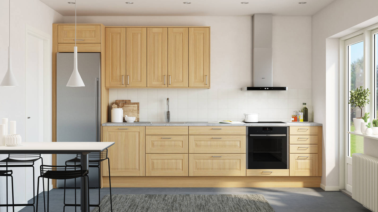 Köket Lindö med klassisk och exklusiv spegellucka, i ek, med integrerad ugn och kyl/frys i rostfritt stål.