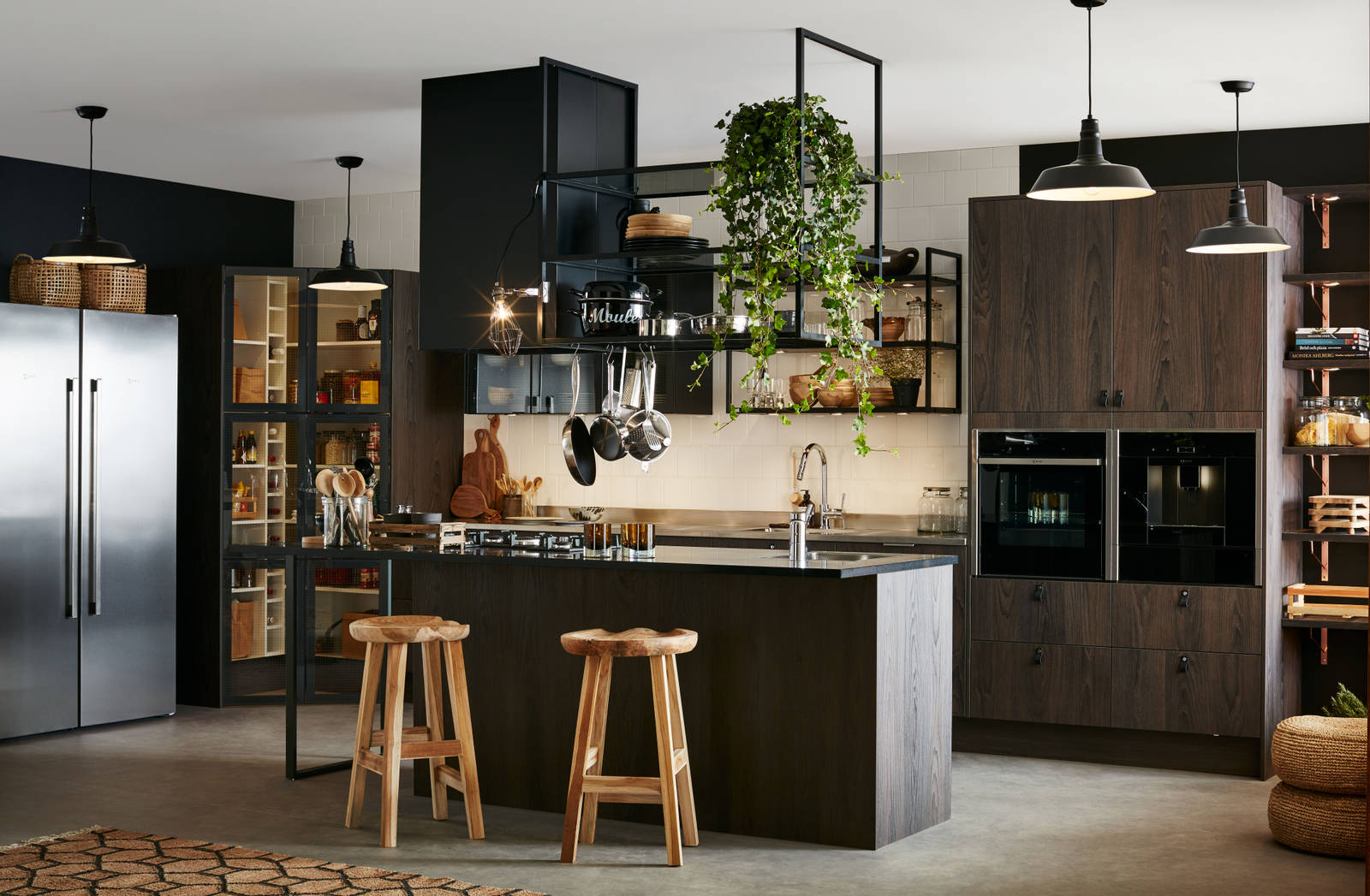 Marbodal Malevik - kök i Bistro stil med takhängd hylla ovanför köksö med plats för sittplats och förlängd med barben.