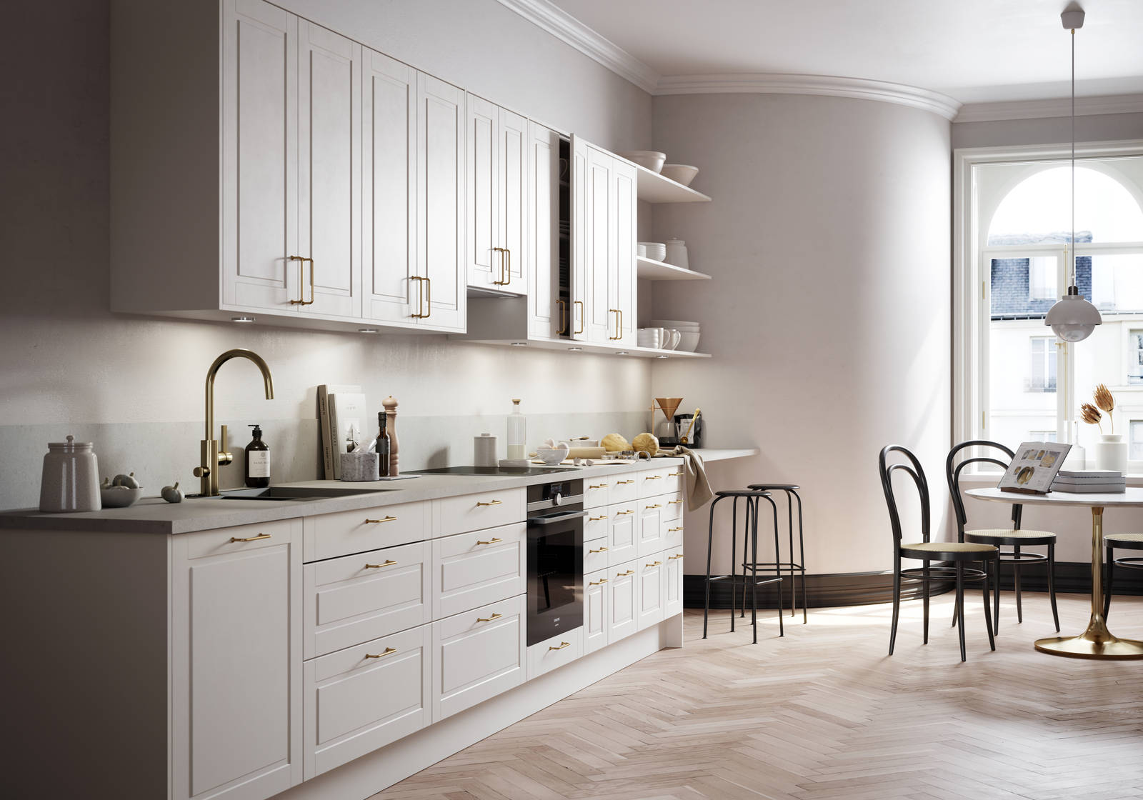 Öland - kök med profilfrästa luckor, kökstillbehör i mässing som köksblandaren Tapwell och handtagen Retro Laminatet Betong på bänkskiva och stänkskydd. Marbodal