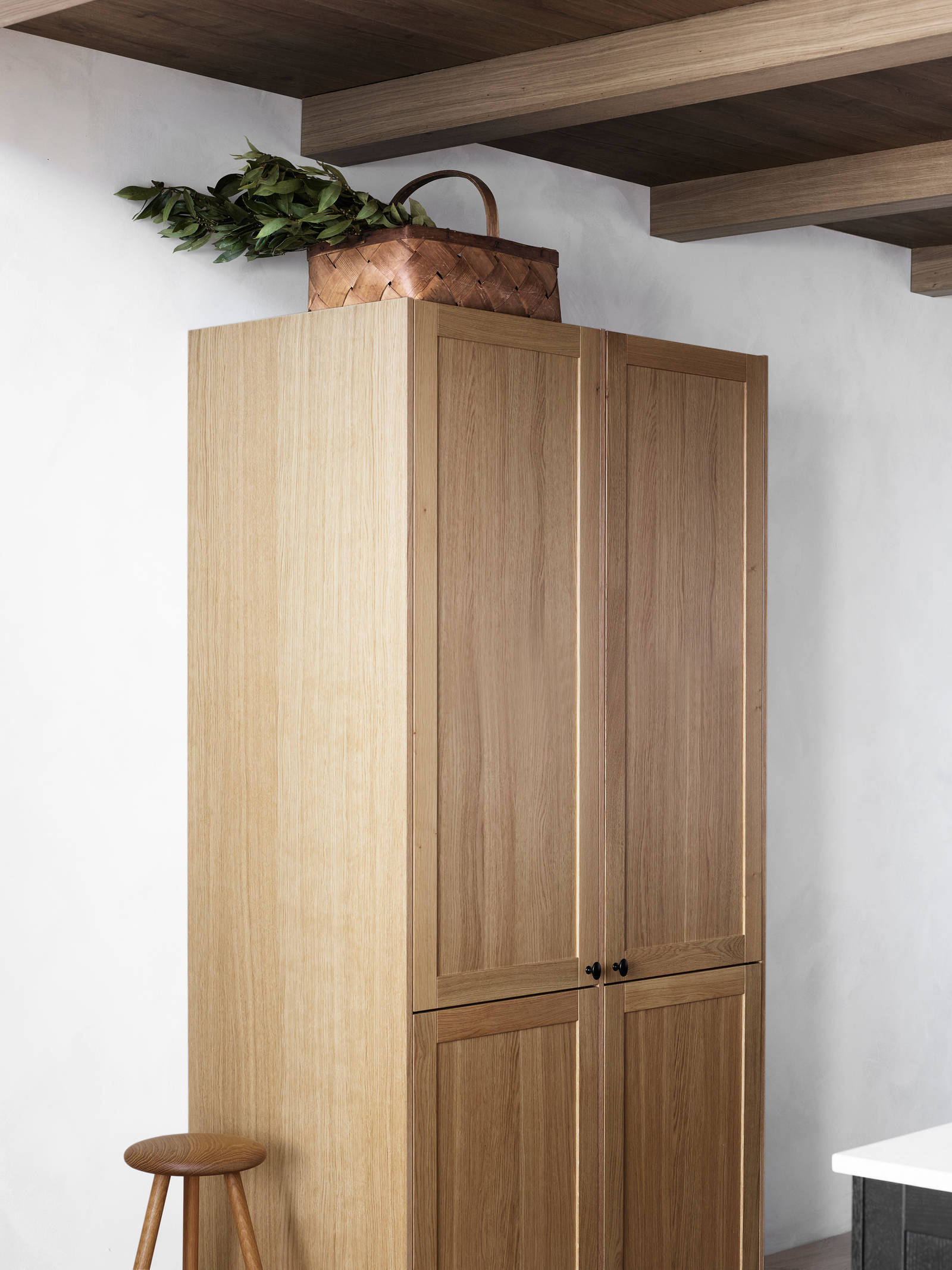 Square eg køkken højskab fra INVITA med træfinér i natur eg