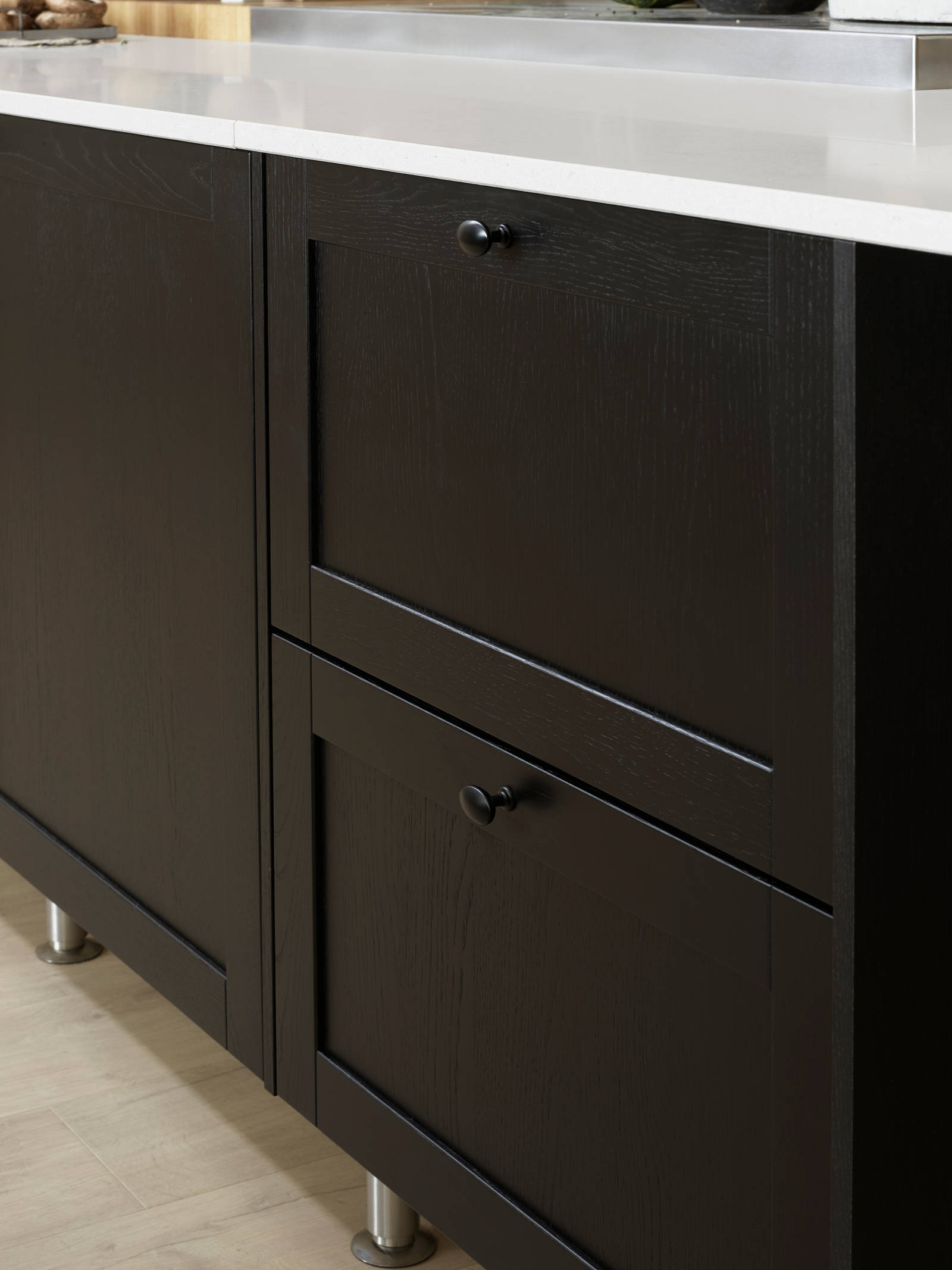 Square eg køkkenø træfinér sort eg  fra INVITA med sort håndtag