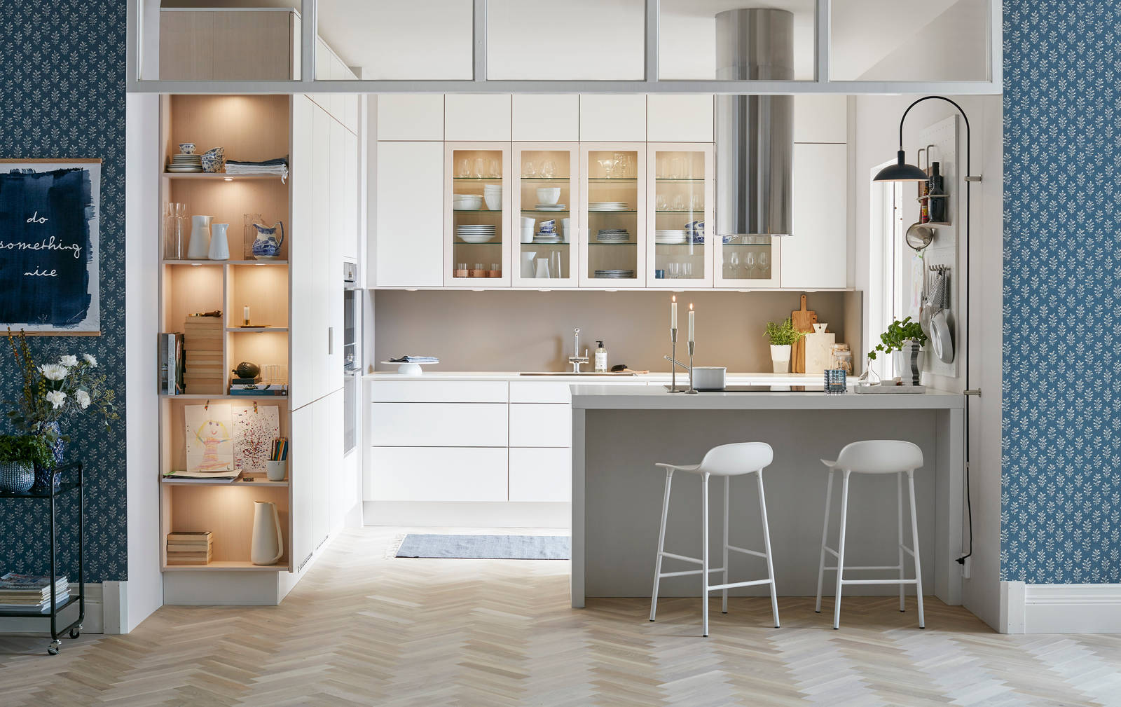 Marbodal Torö2 Frost - köklucka i högtrycklaminat med svagt rundad askkant. Vitrinlucka med fanerad ask. Handtagslöst kök med Mullvad stänkskydd i laminat ger köket en modern karaktär. Den öppna gavelhyllan med belysning blir fint blickfång från vardagsrummet.