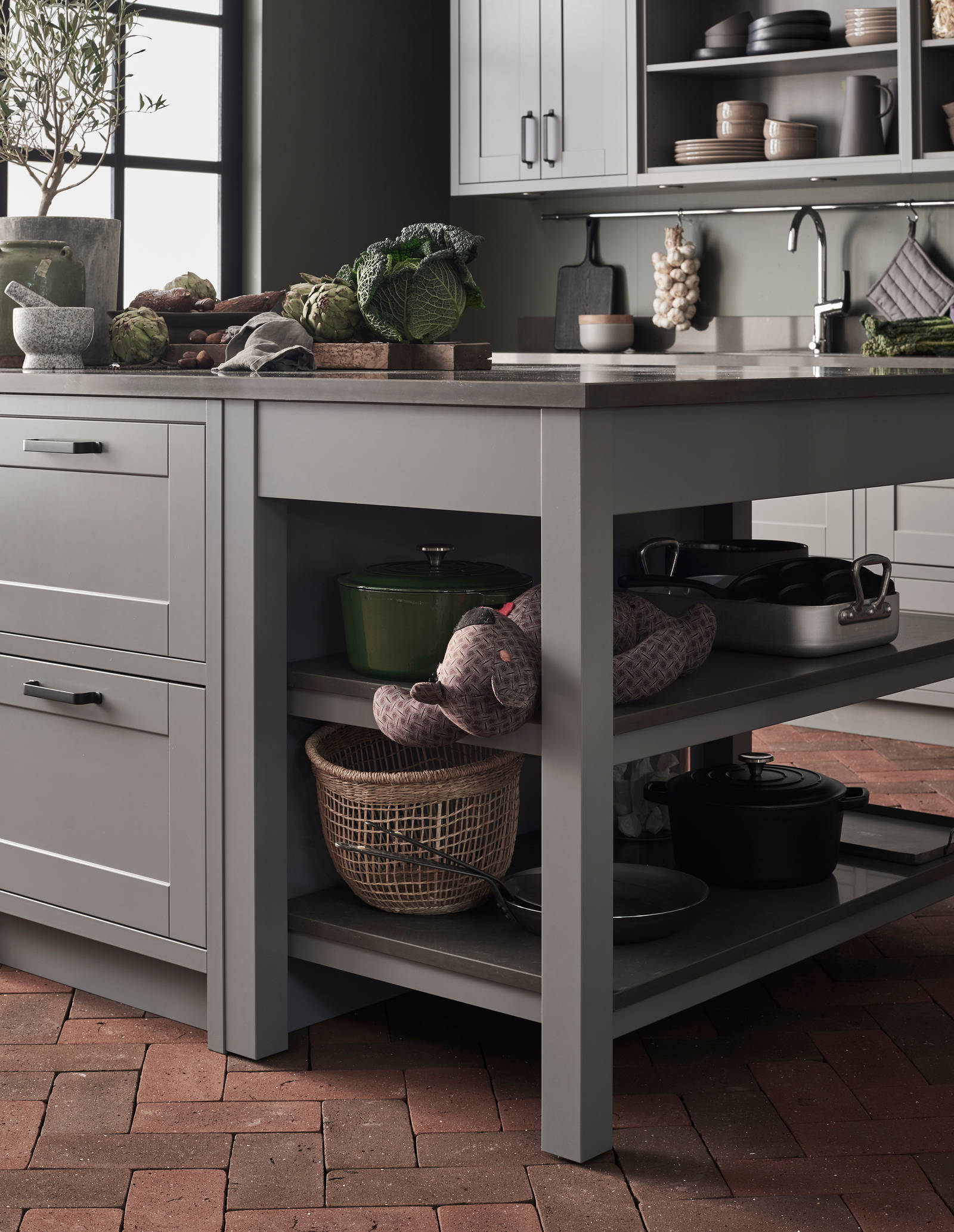 Marbodal Form Åska - Avslutningshylla för köksö är ett smart sätt att utnyttja skåpens gavlar och ge köket extra förvaring.