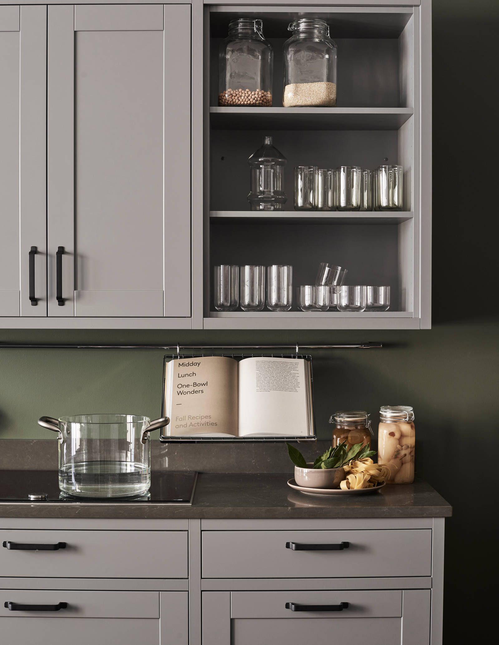 Marbodal Form Åska - öppen hylla, handtag Rio, redskapsstång med kokbokshylla