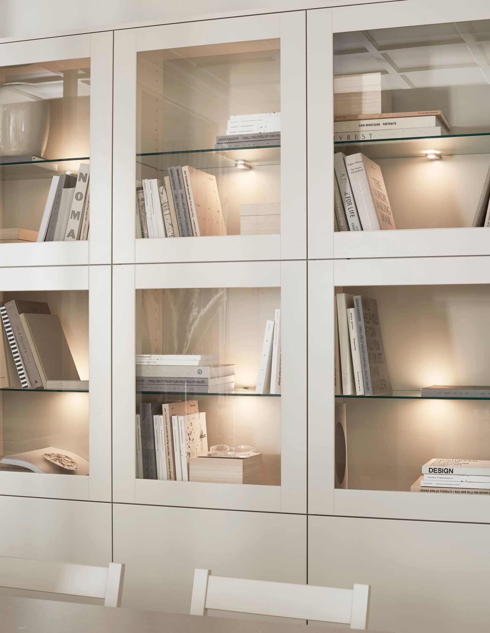 Marbodal - Vitrinbelysning för glashylla. Monteras med clips som sitter på belysningen. Lyser både upp och ned i skåpet