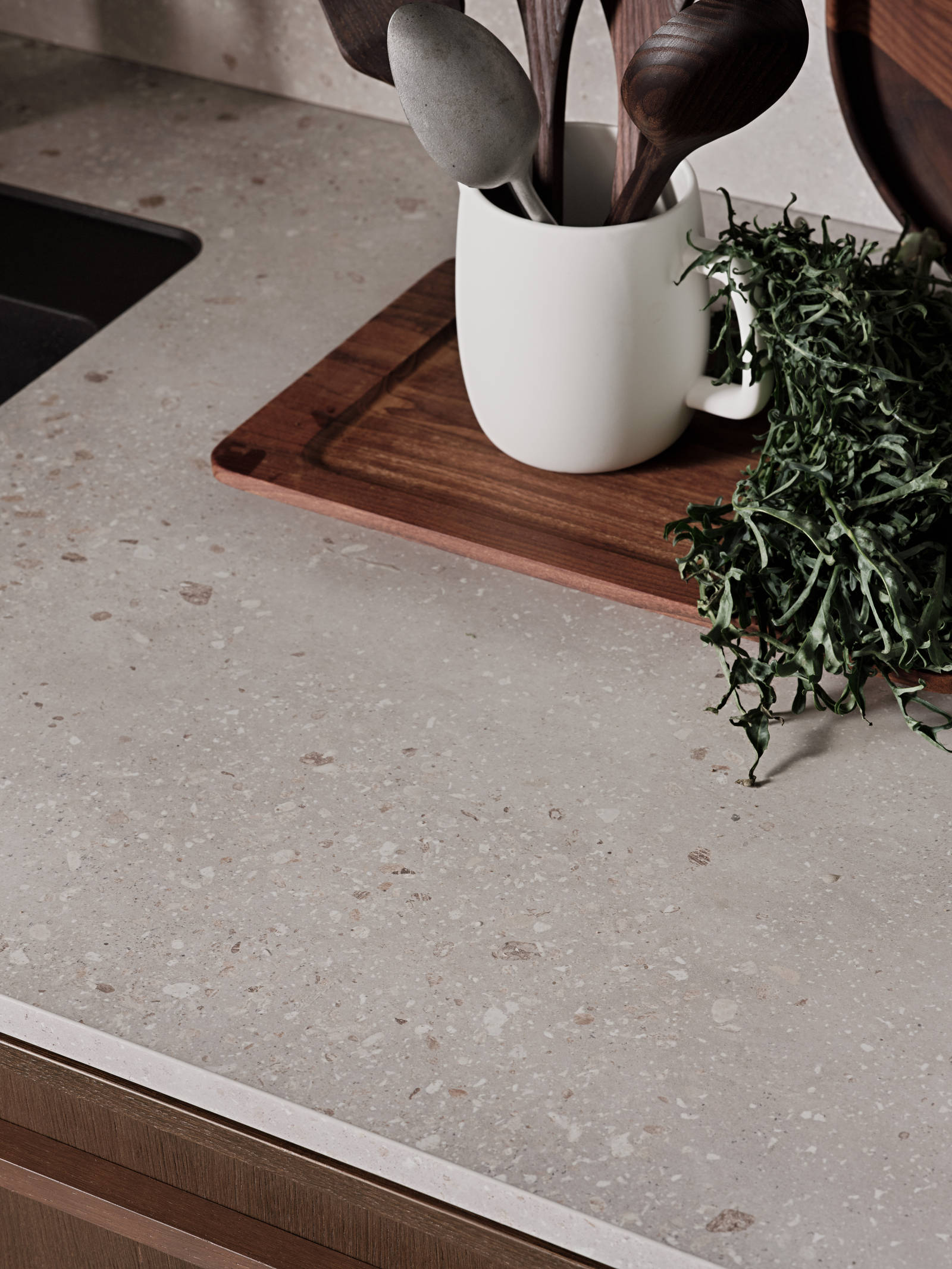 Be naturen inn og la de organiske formene møte hverdagen i Signatur Favn – et grenseløst kjøkken med naturens former i fokus.