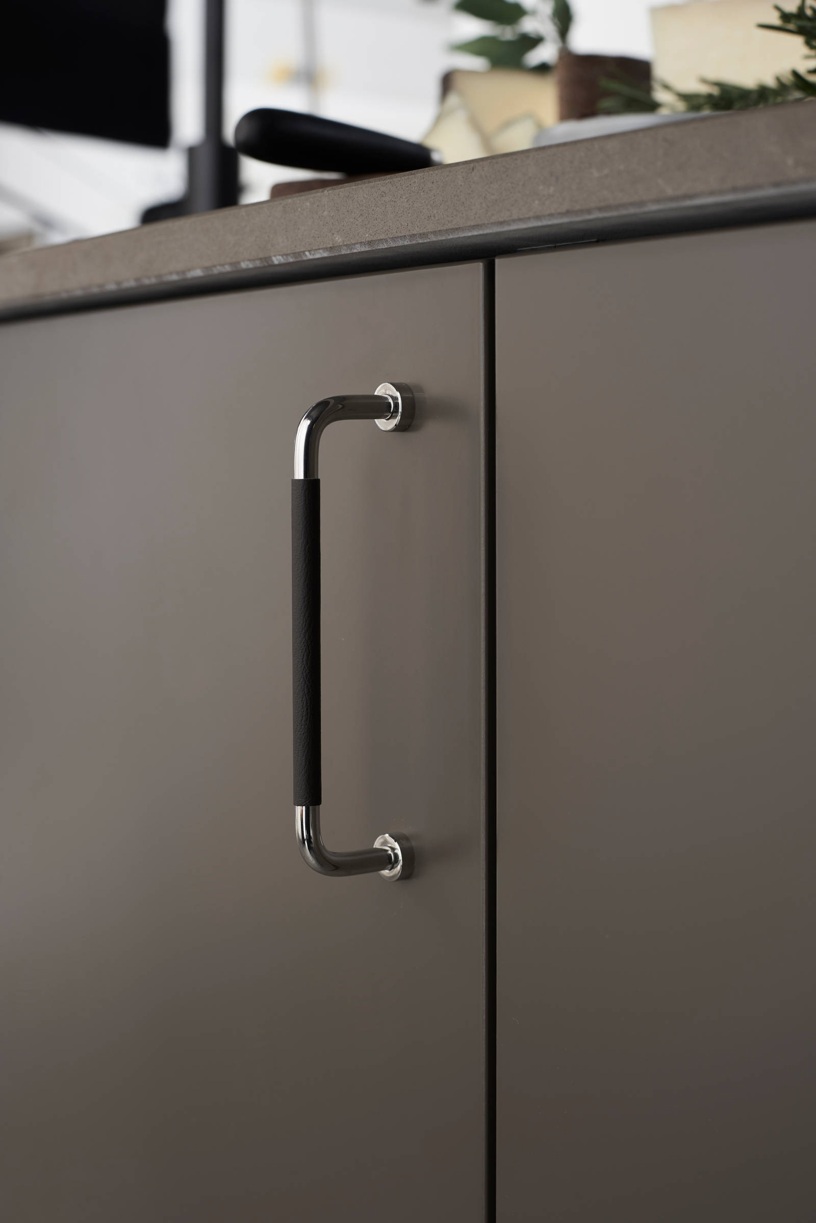 Nærbilde av det retro kromhåndtaket på Sigdals Line-modell i fargen Høst