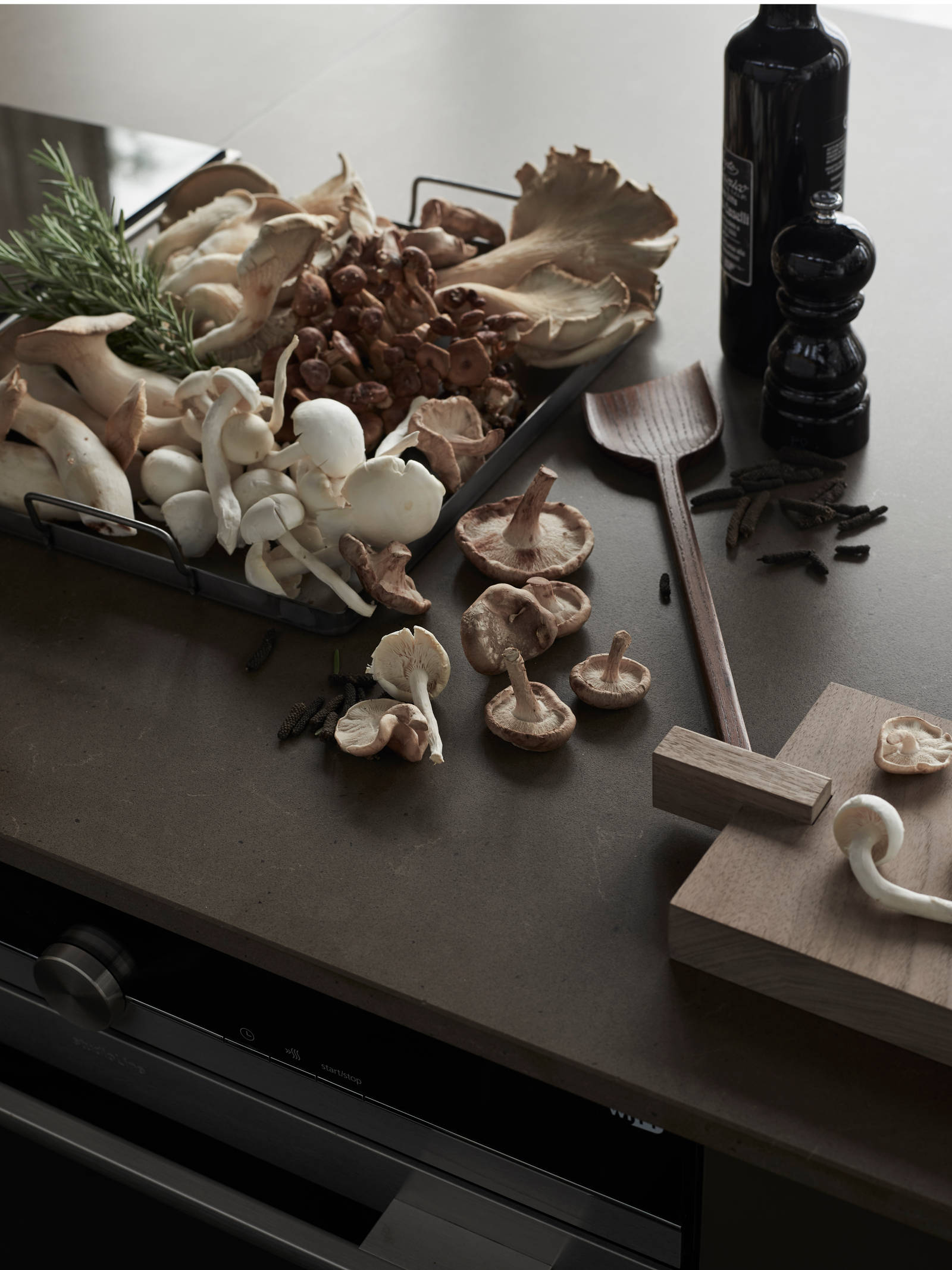 Line er en stilren kjøkkenmodell med et stort designregister. De slette MDF-frontene kan males i alle Sigdals standardfarger, eller valgfri NCS-farge mot et pristillegg.