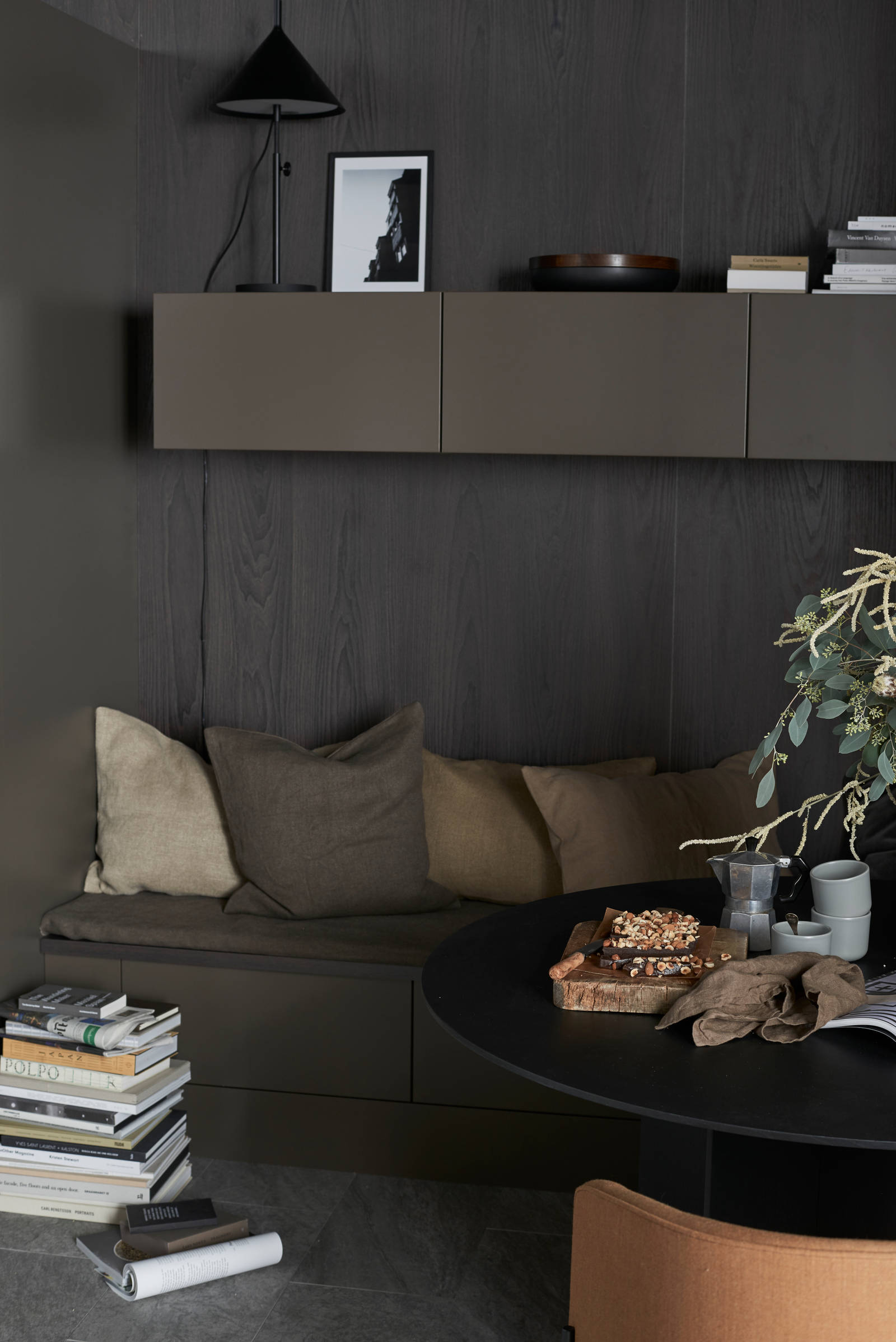 Line er en stilren kjøkkenmodell med et stort designregister. De slette MDF-frontene kan males i alle Sigdals standardfarger, eller valgfri NCS-farge mot et pristillegg.