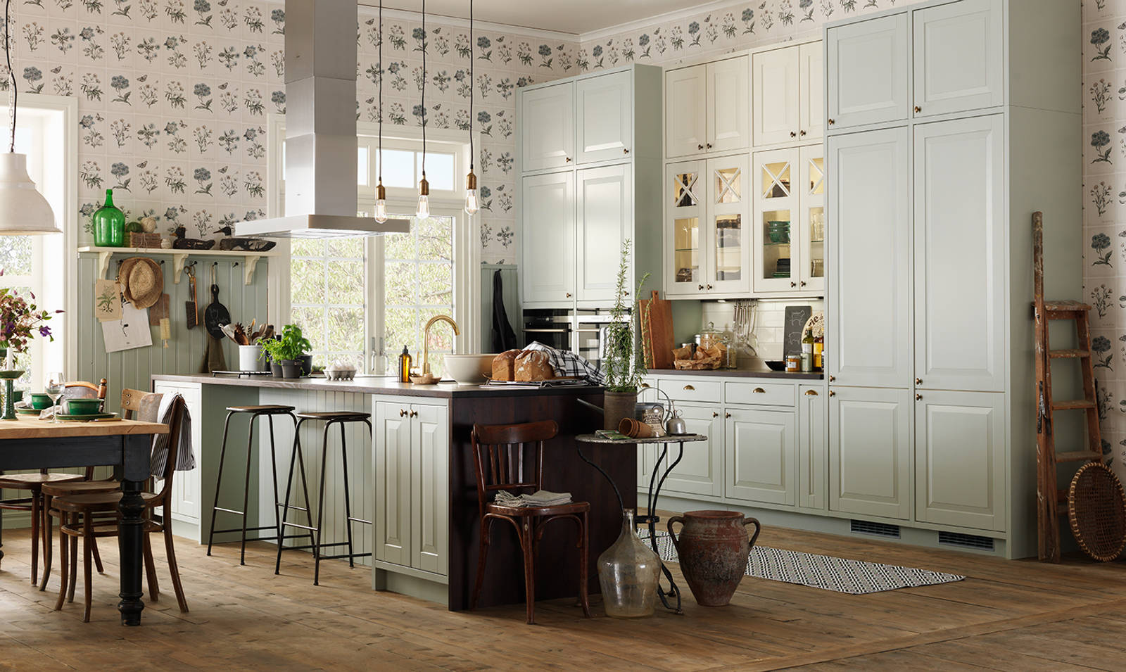 Sigdals Inframekonsept, med dører og skuffer som ligger innrammet, gir innredningen et flott, plassbygd preg. Her får du den rette Herregaardsfølelsen. Suppler gjerne med taggelister, nostalgihyller, vitriner med kryss-sprosser og fremtrukket sokkel.