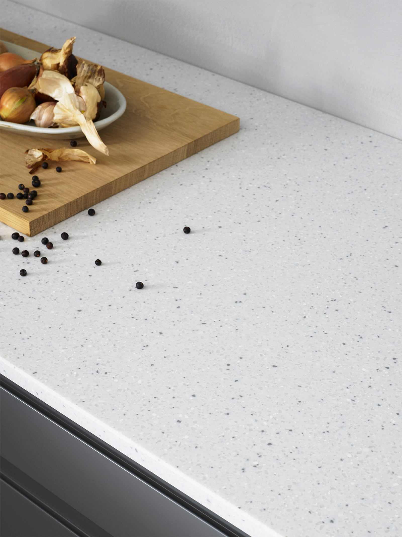 Herlig trendkjøkken med slette fronter og innfreste grep, som markerer modellens linjerene design. Horisont kjennetegnes av en klar og kjølig friskhet, noe som representerer ny nordisk design på sitt beste.