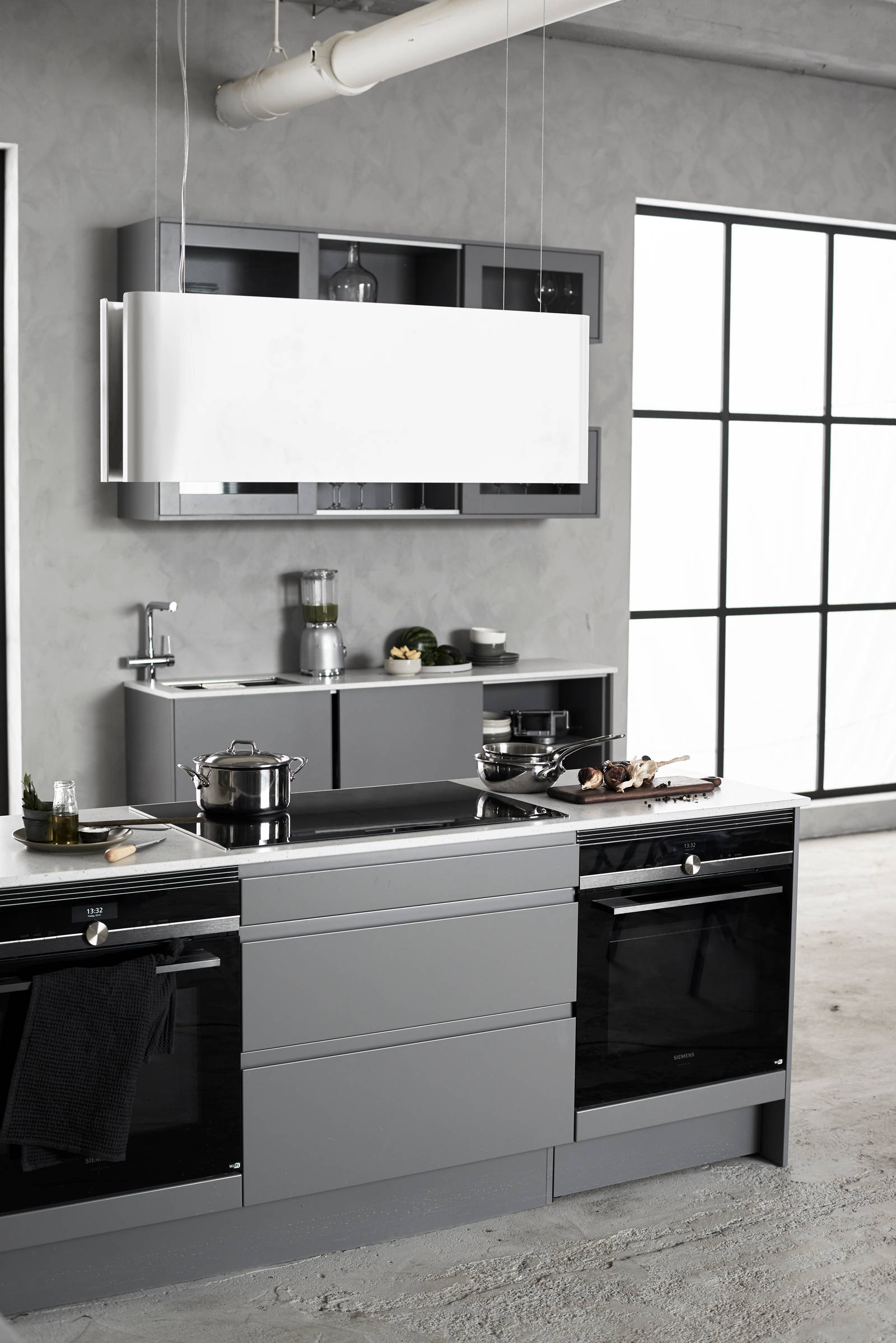 Herlig trendkjøkken med slette fronter og innfreste grep, som markerer modellens linjerene design. Horisont kjennetegnes av en klar og kjølig friskhet, noe som representerer ny nordisk design på sitt beste.