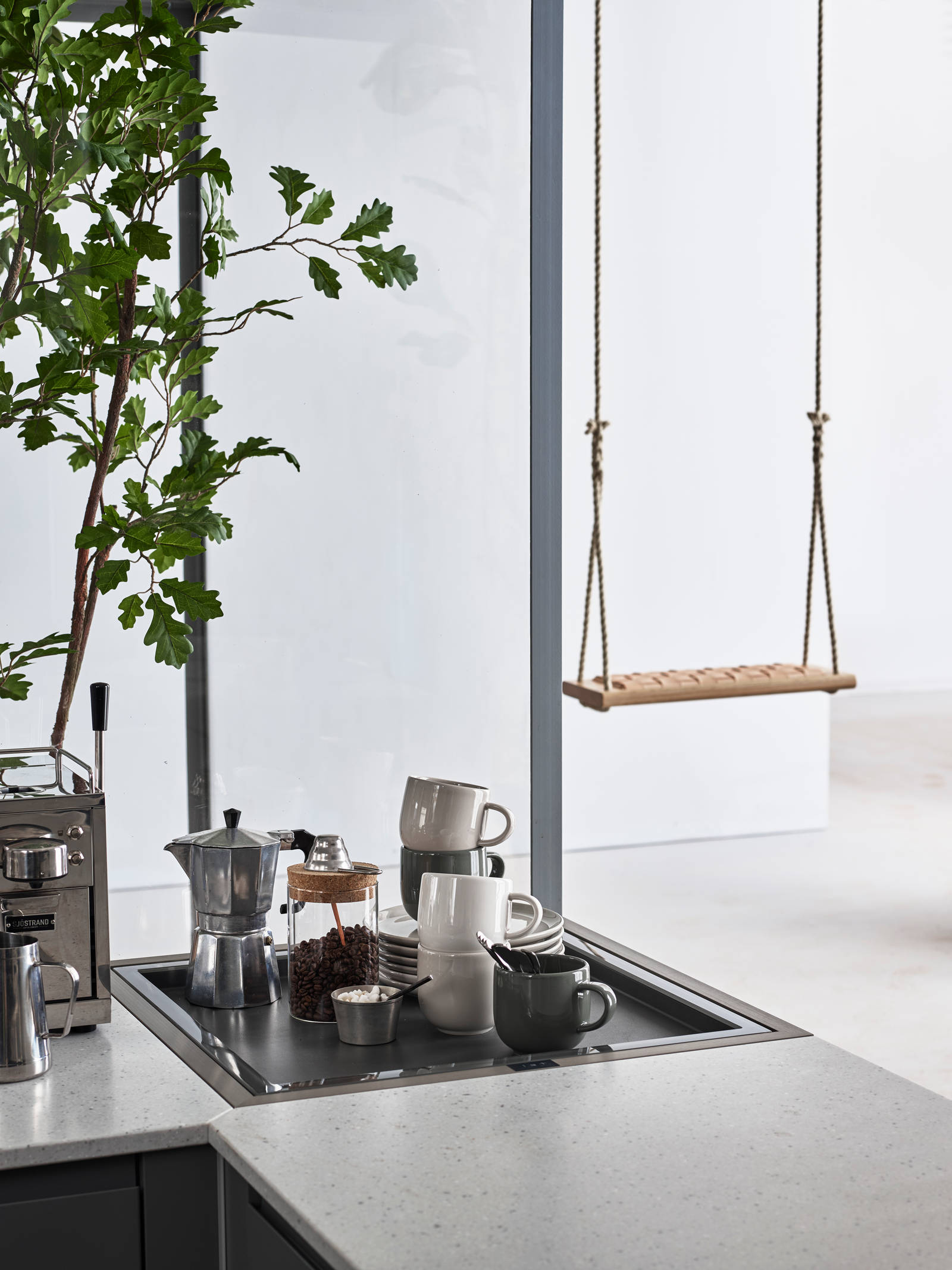 Herlig trendkjøkken med slette fronter og innfreste grep, som markerer modellens linjerene design. Horisont kjennetegnes av en klar og kjølig friskhet, noe som representerer ny nordisk design på sitt beste.