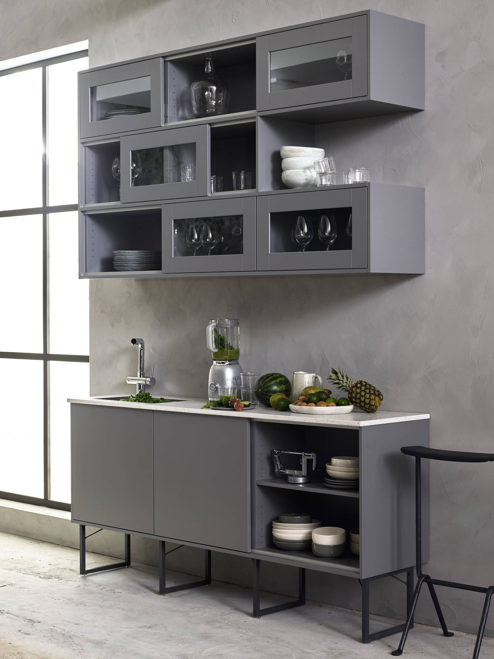 Herlig trendkjøkken med slette fronter og innfreste grep, som markerer modellens linjerene design. Horisont kjennetegnes av en klar og kjølig friskhet, noe som representerer ny nordisk design på sitt beste.