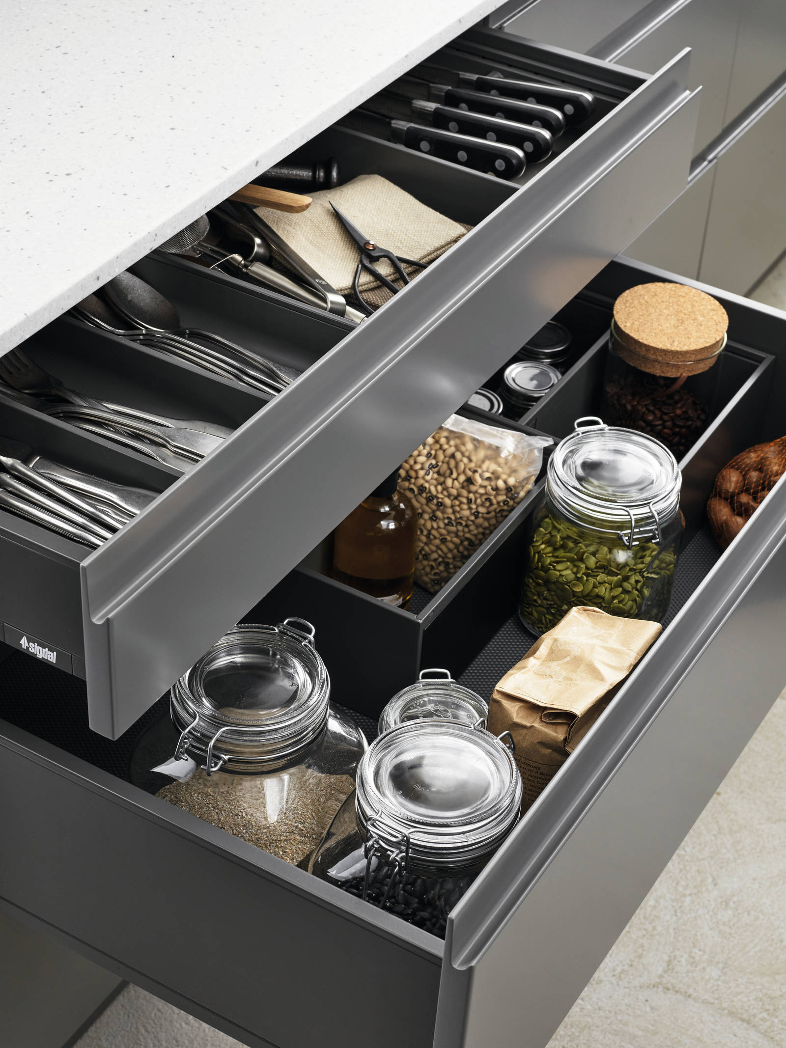 Herlig trendkjøkken med slette fronter og innfreste grep, som markerer modellens linjerene design. Horisont kjennetegnes av en klar og kjølig friskhet, noe som representerer ny nordisk design på sitt beste.