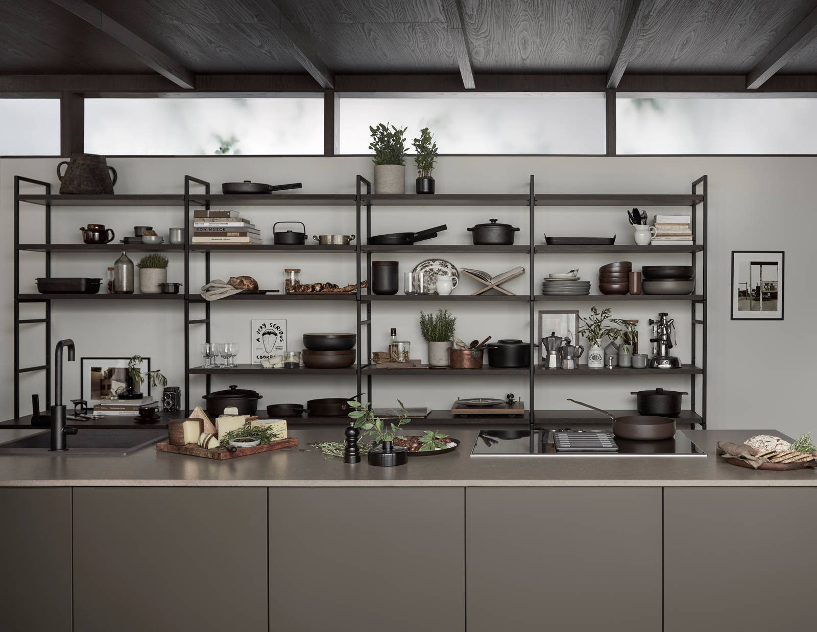 Line er en stilren kjøkkenmodell med et stort designregister. De slette MDF-frontene kan males i alle Sigdals standardfarger, eller valgfri NCS-farge mot et pristillegg.