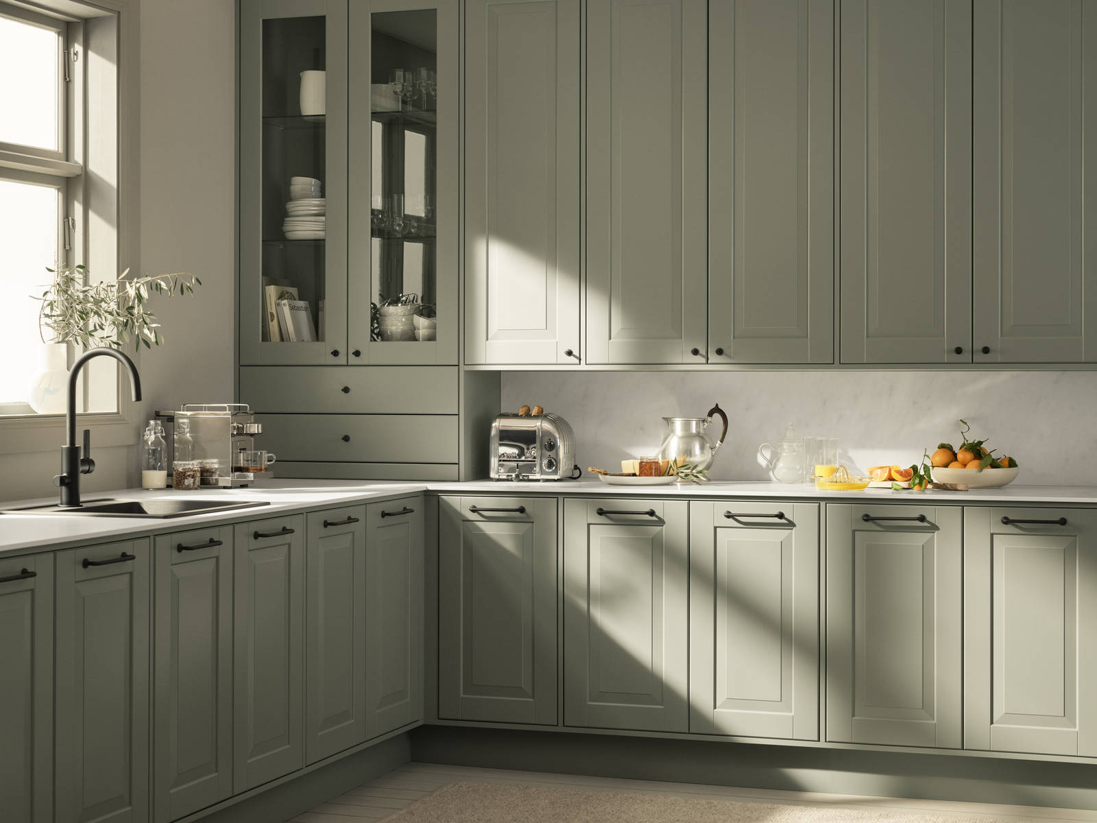 Eksklusivt tradisjonskjøkken med herskapelig preg. Klassiske speilfronter med fylling og markerte profilspor som gir dybdevirkning og skyggespill. Herregaard leveres med fronter i MDF eller eik.