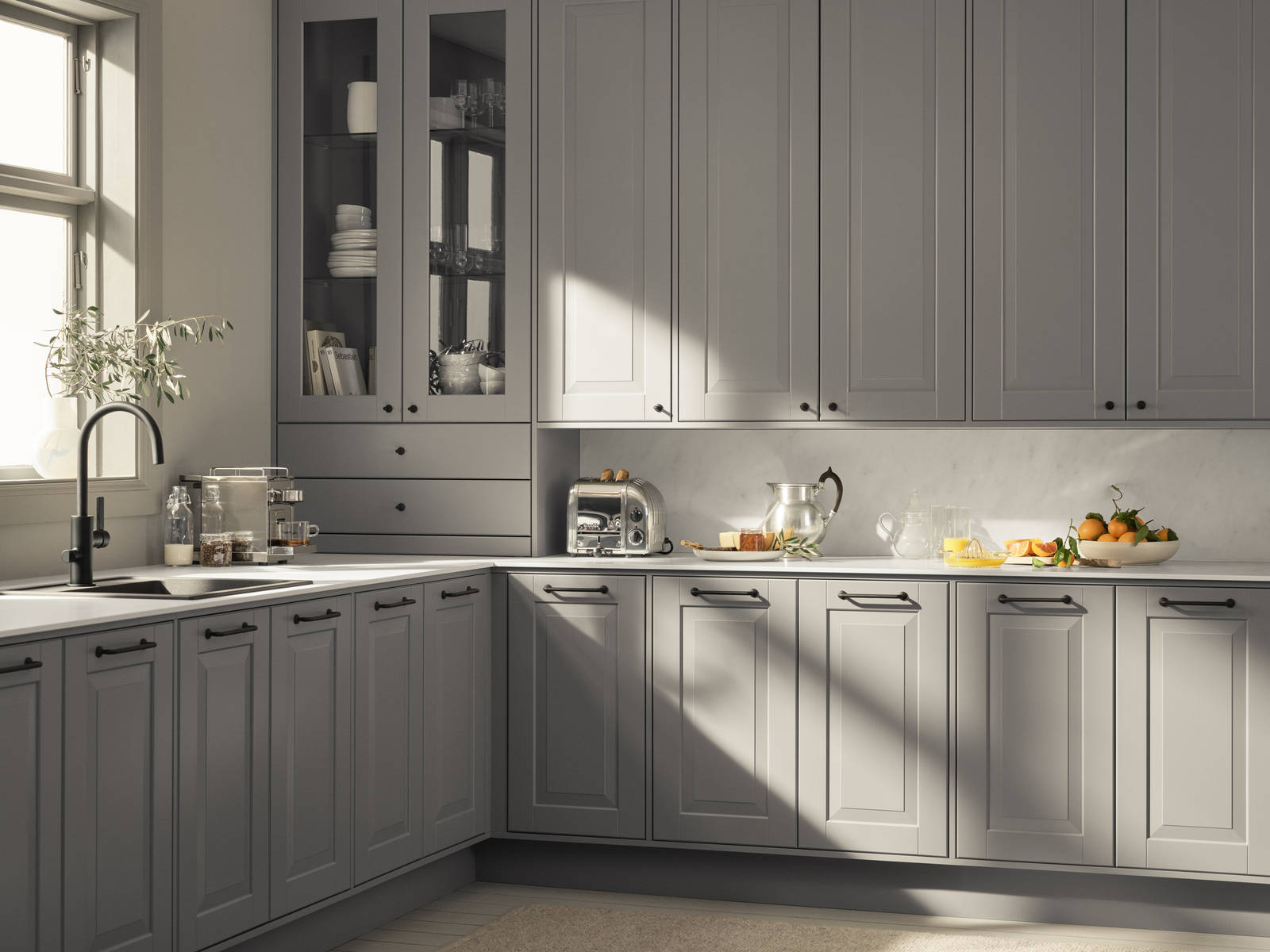 Eksklusivt tradisjonskjøkken med herskapelig preg. Klassiske speilfronter med fylling og markerte profilspor som gir dybdevirkning og skyggespill. Herregaard leveres med fronter i MDF eller eik.