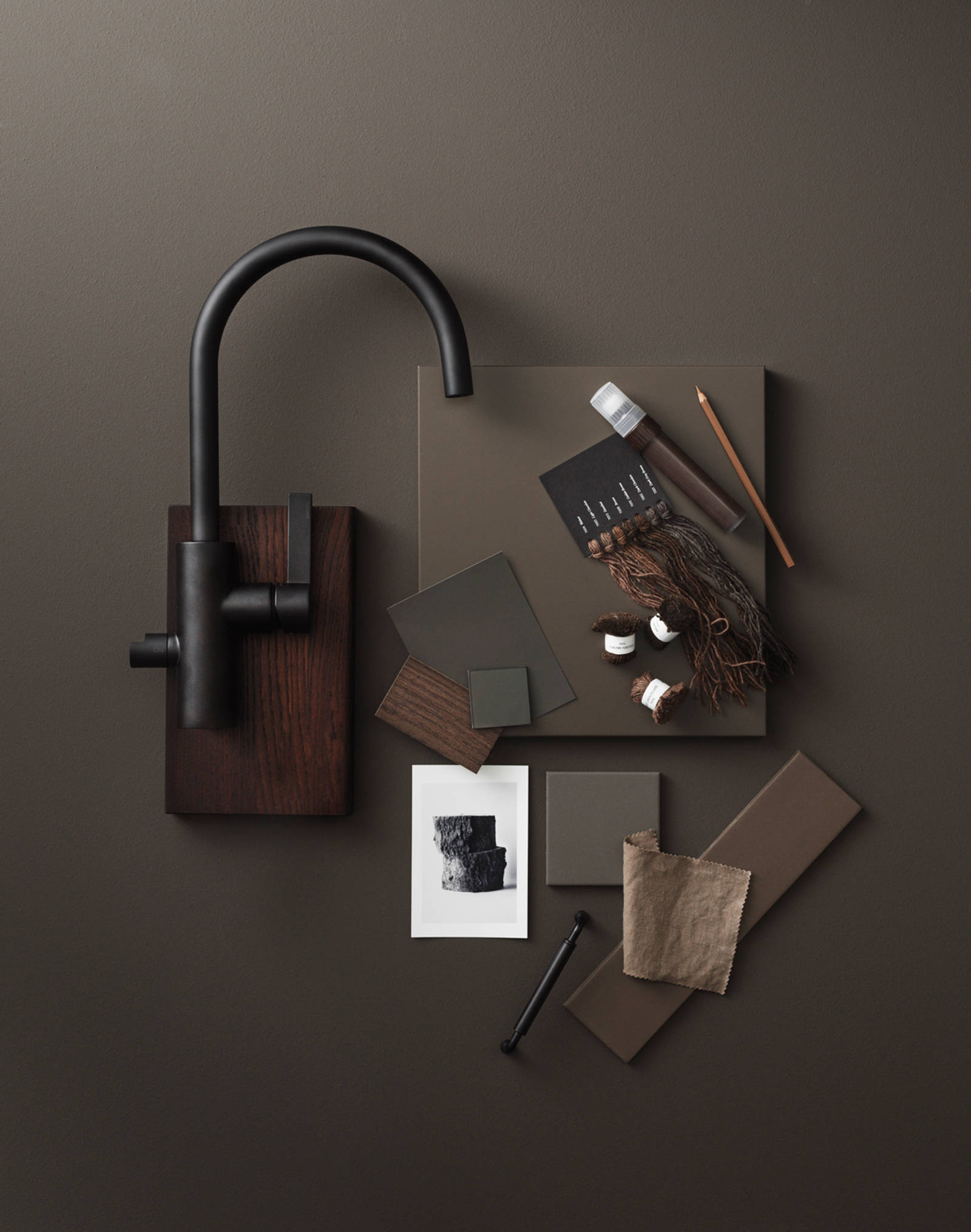 Brun kjøkkenfront, sorte håndtak, mat sort kran, och mørkt tre