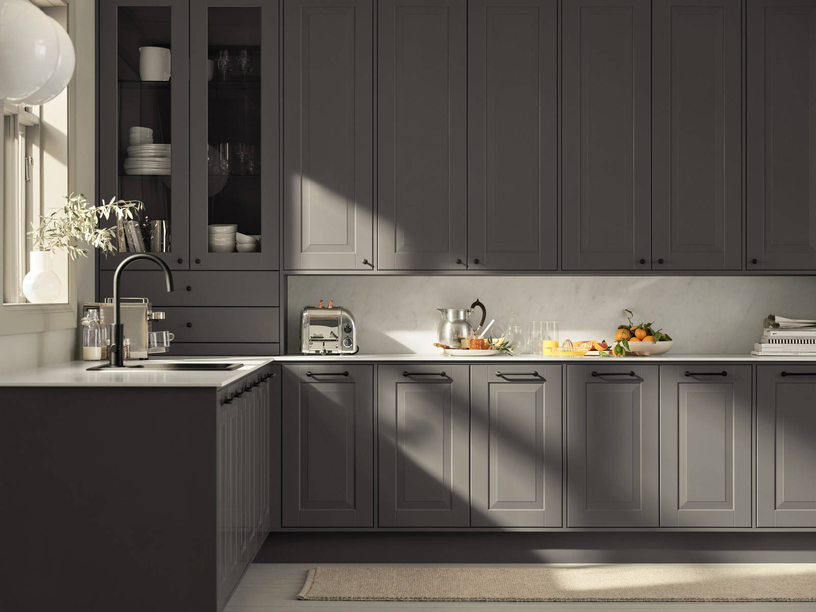 Eksklusivt tradisjonskjøkken med herskapelig preg. Klassiske speilfronter med fylling og markerte profilspor som gir dybdevirkning og skyggespill. Herregaard leveres med fronter i MDF eller eik.