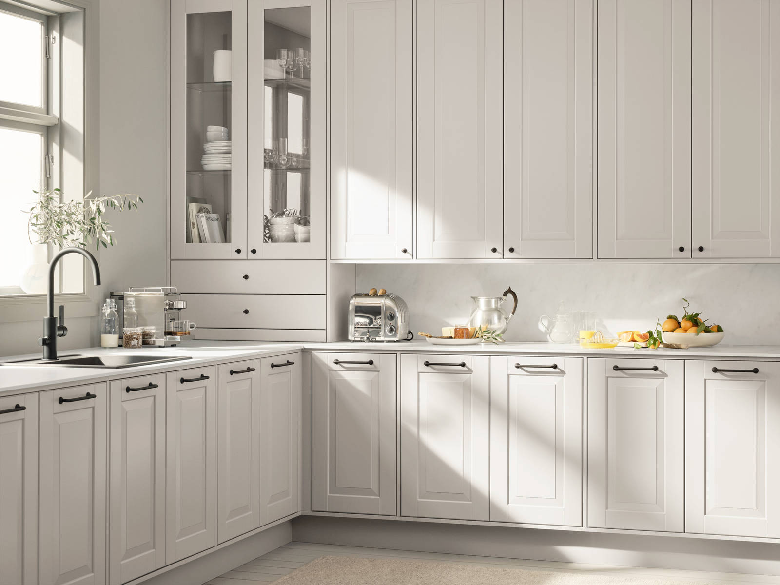 Eksklusivt tradisjonskjøkken med herskapelig preg. Klassiske speilfronter med fylling og markerte profilspor som gir dybdevirkning og skyggespill. Herregaard leveres med fronter i MDF eller eik.