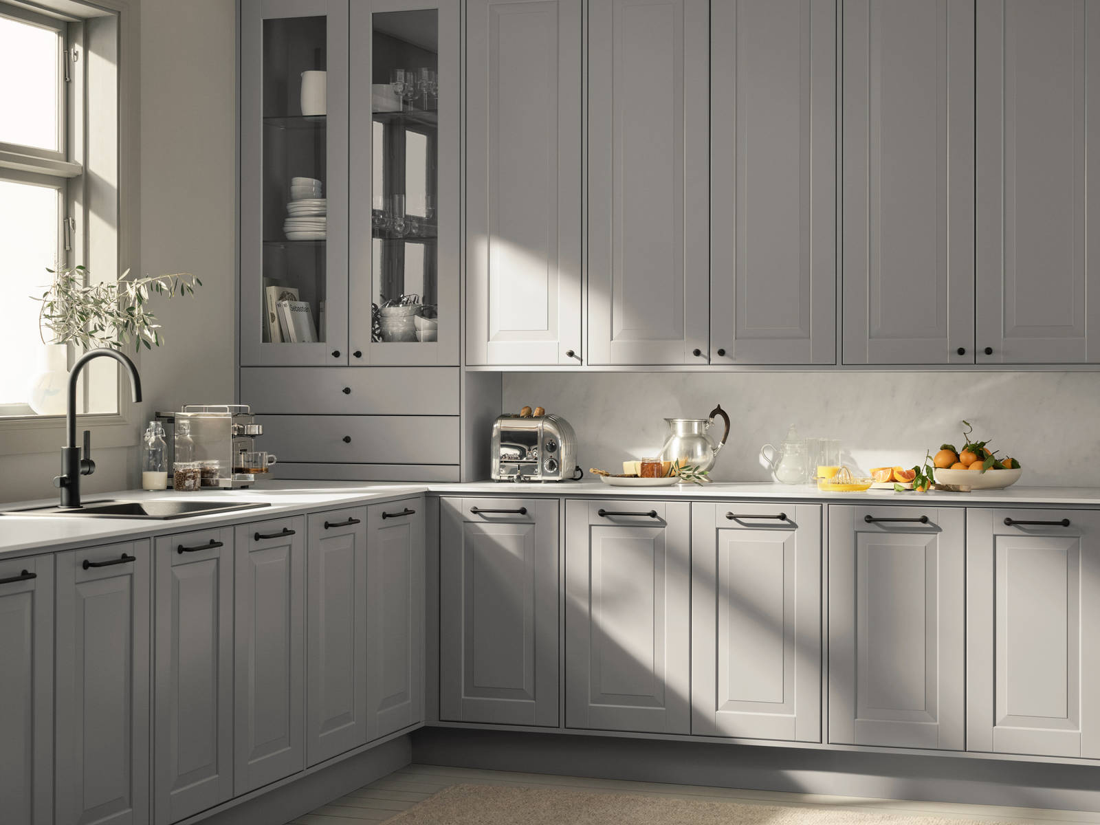 Eksklusivt tradisjonskjøkken med herskapelig preg. Klassiske speilfronter med fylling og markerte profilspor som gir dybdevirkning og skyggespill. Herregaard leveres med fronter i MDF eller eik.