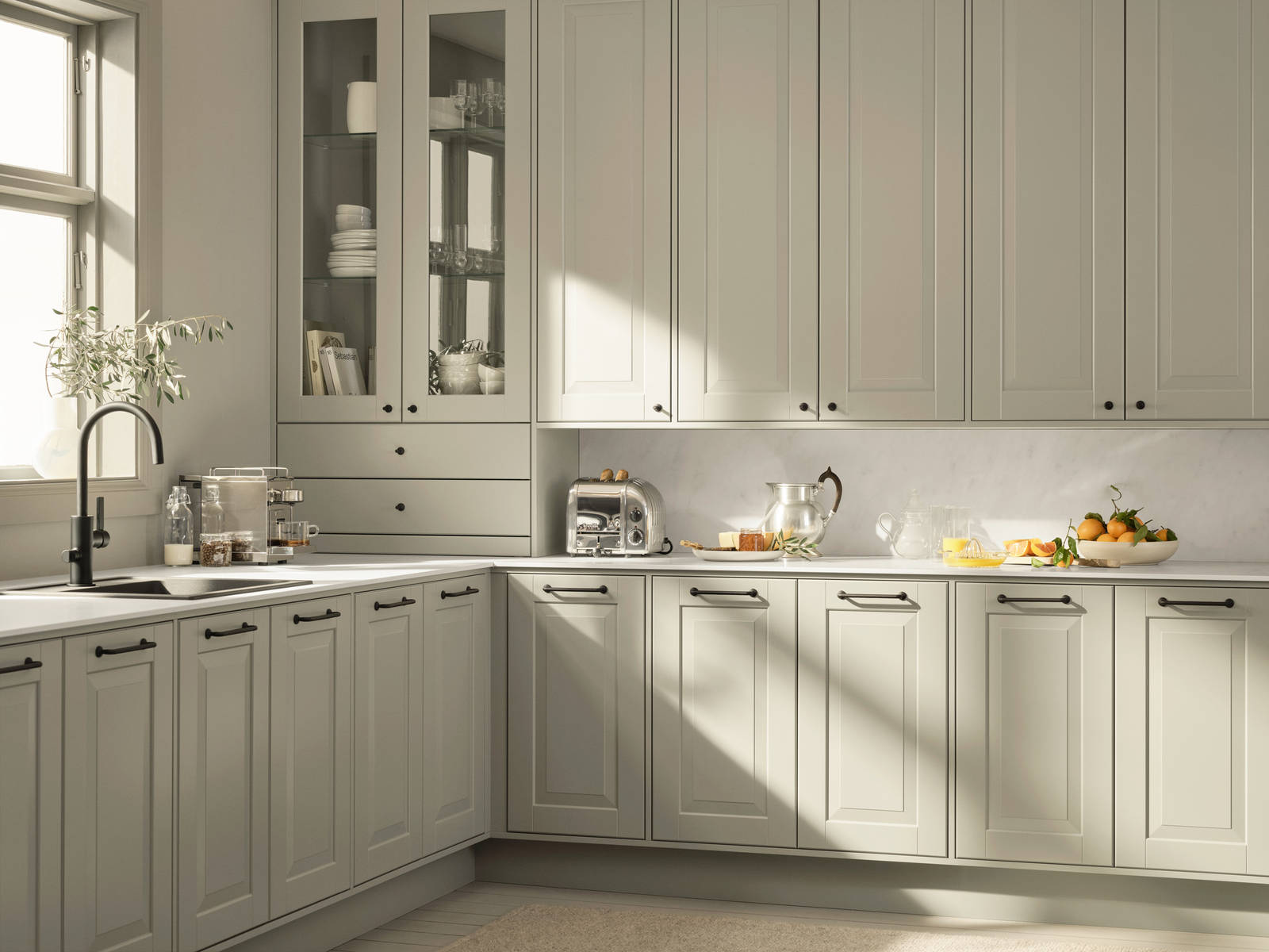 Eksklusivt tradisjonskjøkken med herskapelig preg. Klassiske speilfronter med fylling og markerte profilspor som gir dybdevirkning og skyggespill. Herregaard leveres med fronter i MDF eller eik.