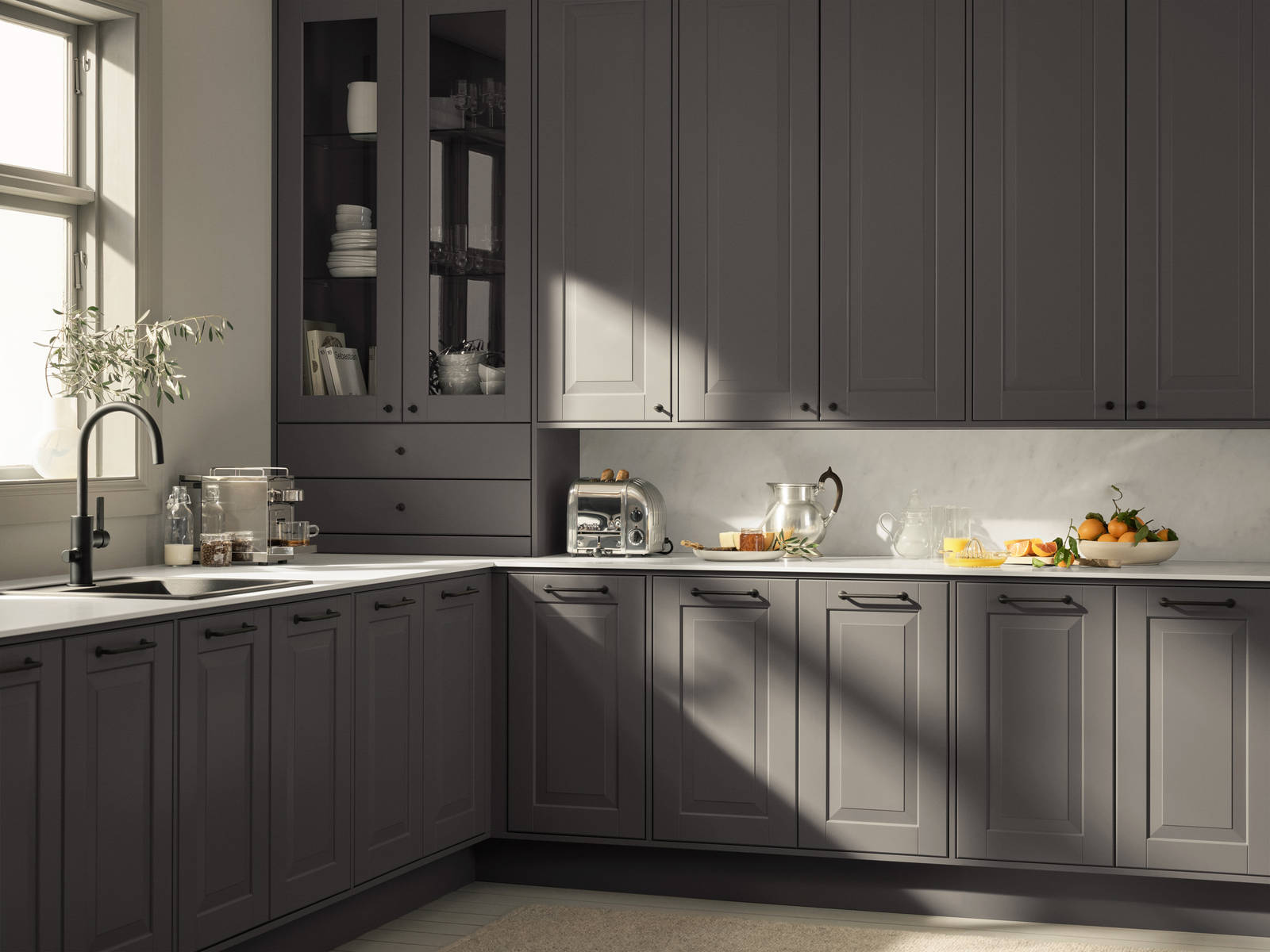 Eksklusivt tradisjonskjøkken med herskapelig preg. Klassiske speilfronter med fylling og markerte profilspor som gir dybdevirkning og skyggespill. Herregaard leveres med fronter i MDF eller eik.