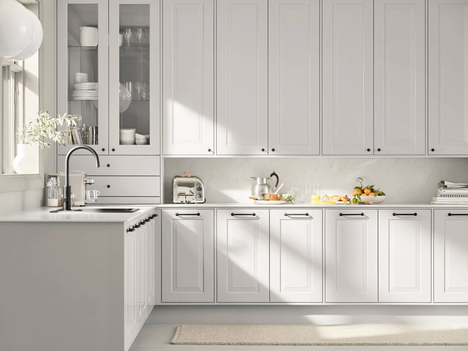 Eksklusivt tradisjonskjøkken med herskapelig preg. Klassiske speilfronter med fylling og markerte profilspor som gir dybdevirkning og skyggespill. Herregaard leveres med fronter i MDF eller eik.