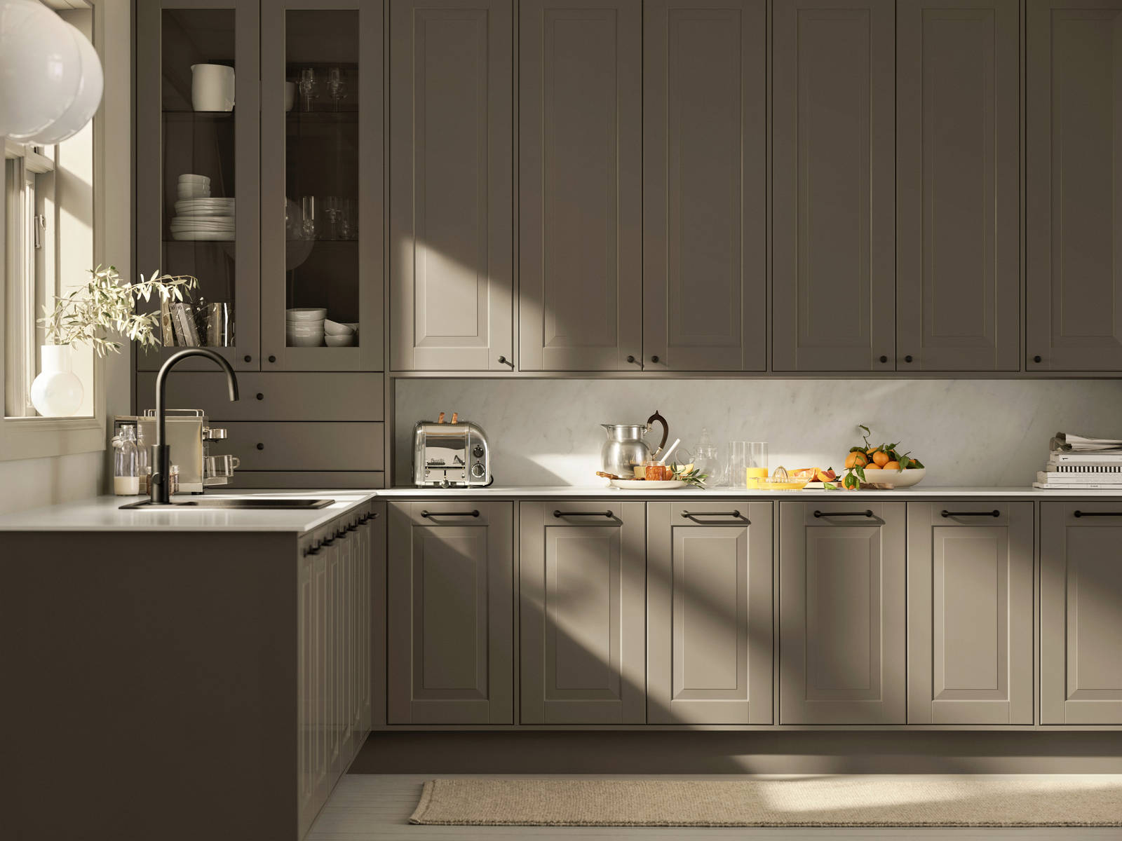 Eksklusivt tradisjonskjøkken med herskapelig preg. Klassiske speilfronter med fylling og markerte profilspor som gir dybdevirkning og skyggespill. Herregaard leveres med fronter i MDF eller eik.