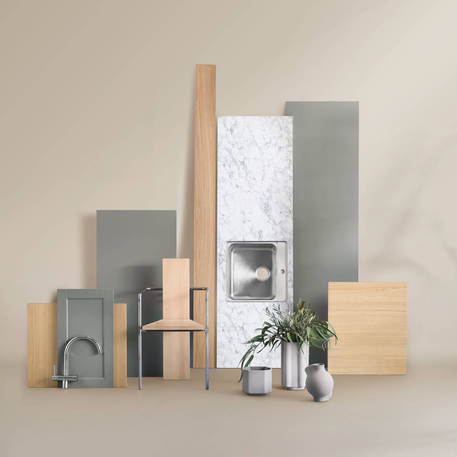 Bänkskiva i marmor, grön kökslucka i shakerstil, lucka i ek, grå keramik