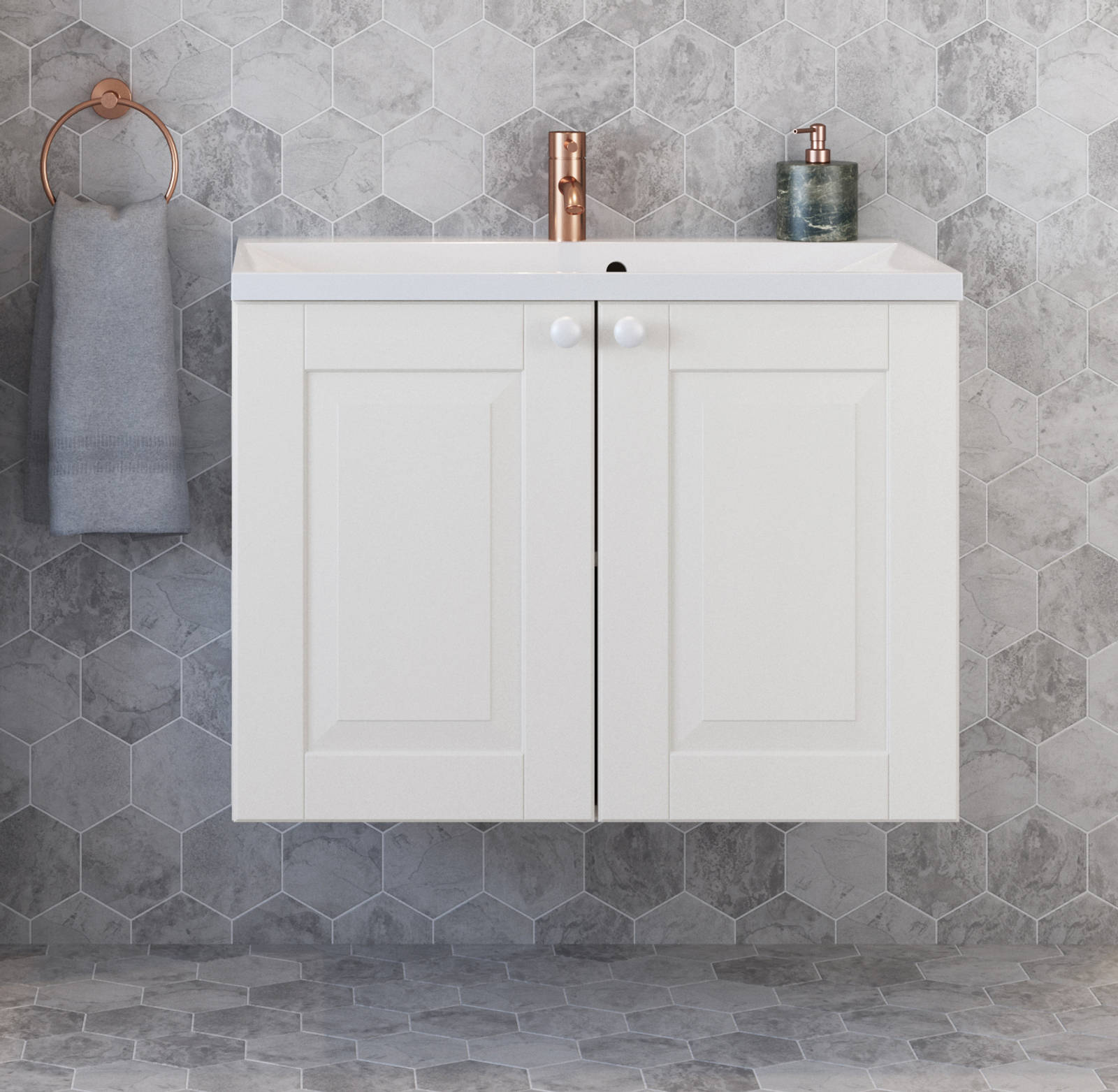 En gedigen, klassisk baderomsløsning, tradisjonsinnredning med ramme i tre og profilert fylling.