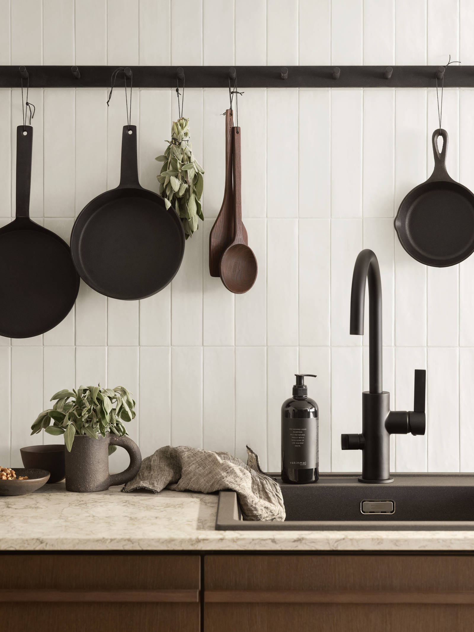 Be naturen inn og la de organiske formene møte hverdagen i Signatur Favn – et grenseløst kjøkken med naturens former i fokus.