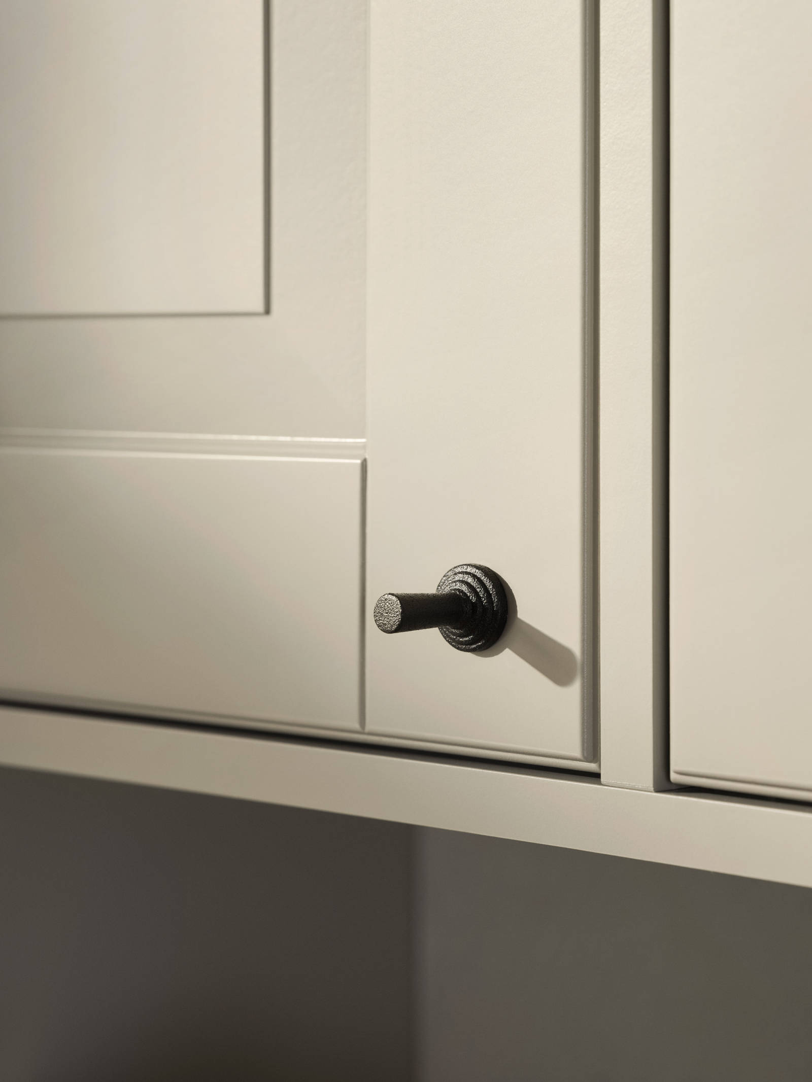 Eksklusivt tradisjonskjøkken med herskapelig preg. Klassiske speilfronter med fylling og markerte profilspor som gir dybdevirkning og skyggespill. Herregaard leveres med fronter i MDF eller eik.