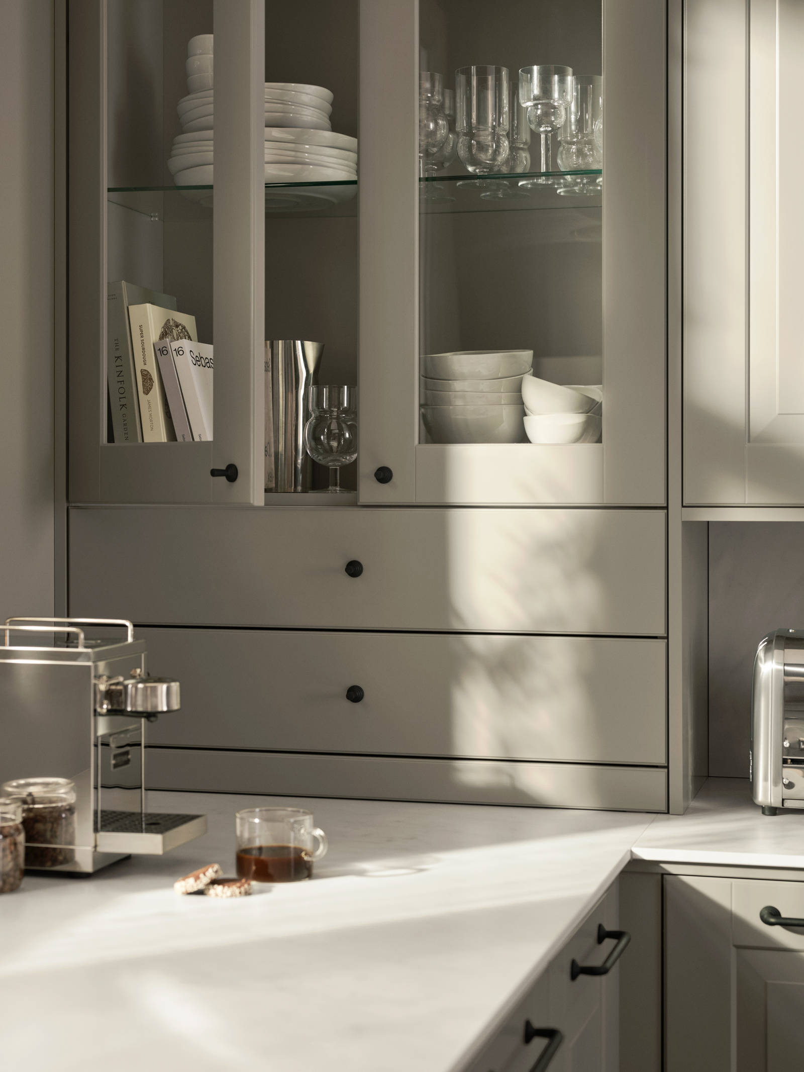 Eksklusivt tradisjonskjøkken med herskapelig preg. Klassiske speilfronter med fylling og markerte profilspor som gir dybdevirkning og skyggespill. Herregaard leveres med fronter i MDF eller eik.